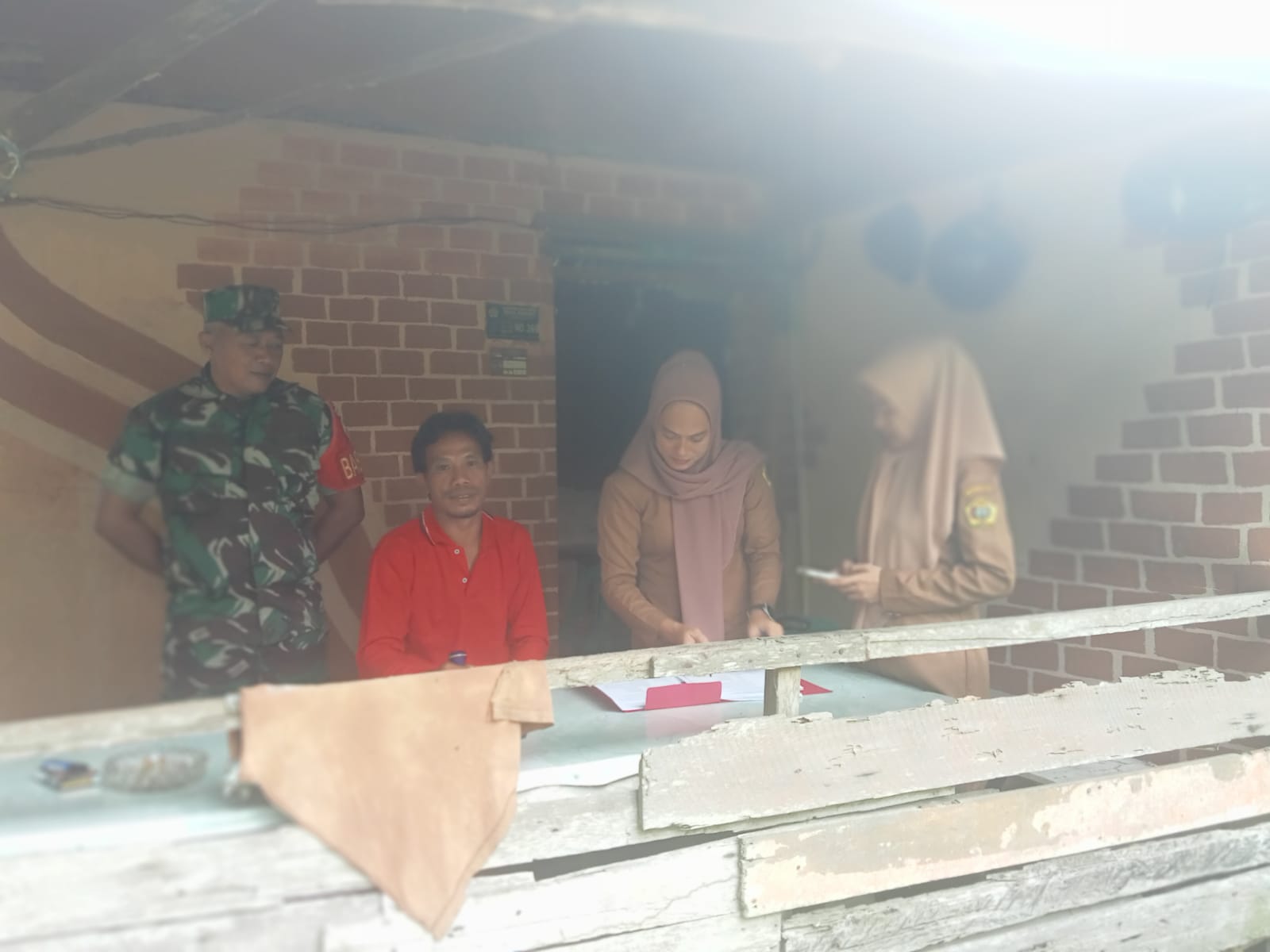 Babinsa Desa Pangke, Sertu Atmaja, bersama Badan Permusyawaratan Desa Anjangsana untuk Verifikasi Penerima BLT.