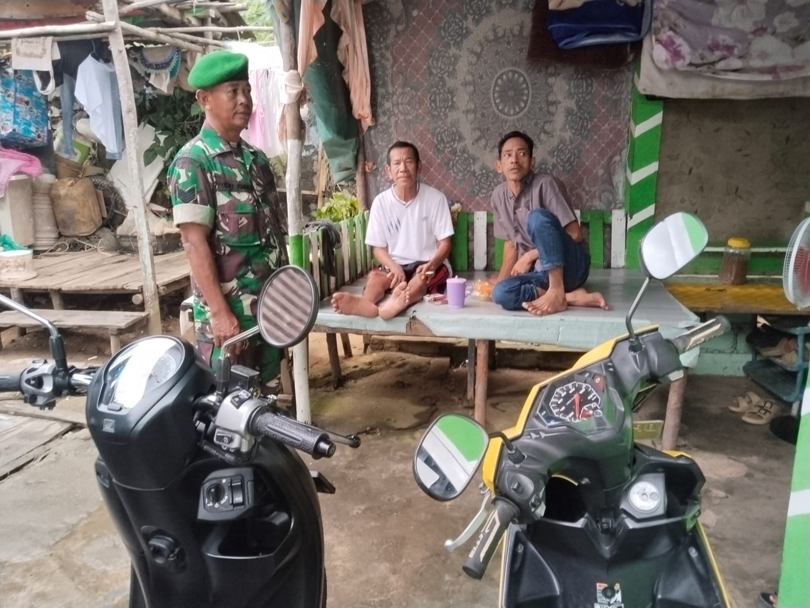 Babinsa Desa Sugie, Serma M. Amin dari Koramil 02/Moro Kodim 0317/TBK Komsos bersama warga masyarakat Dusun 01 RT 02/RW 01, Kampung Hulu.