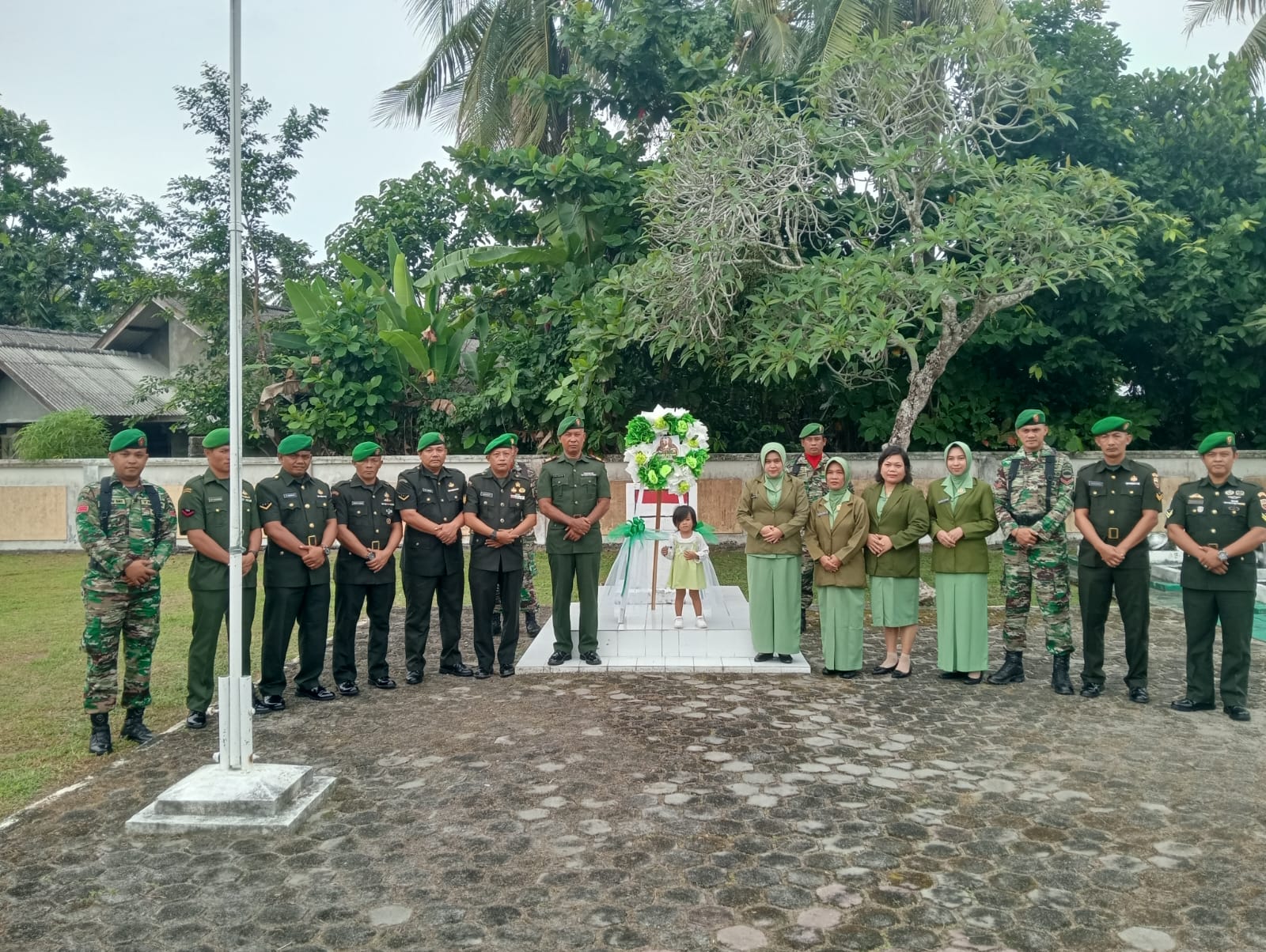 Peringati Hari Juang TNI-AD ke-79 tahun 2024, Personel Koramil 03/Kundur Ziarah ke Makam Pahlawan di Tanjung Batu, Kecamatan Kundur.