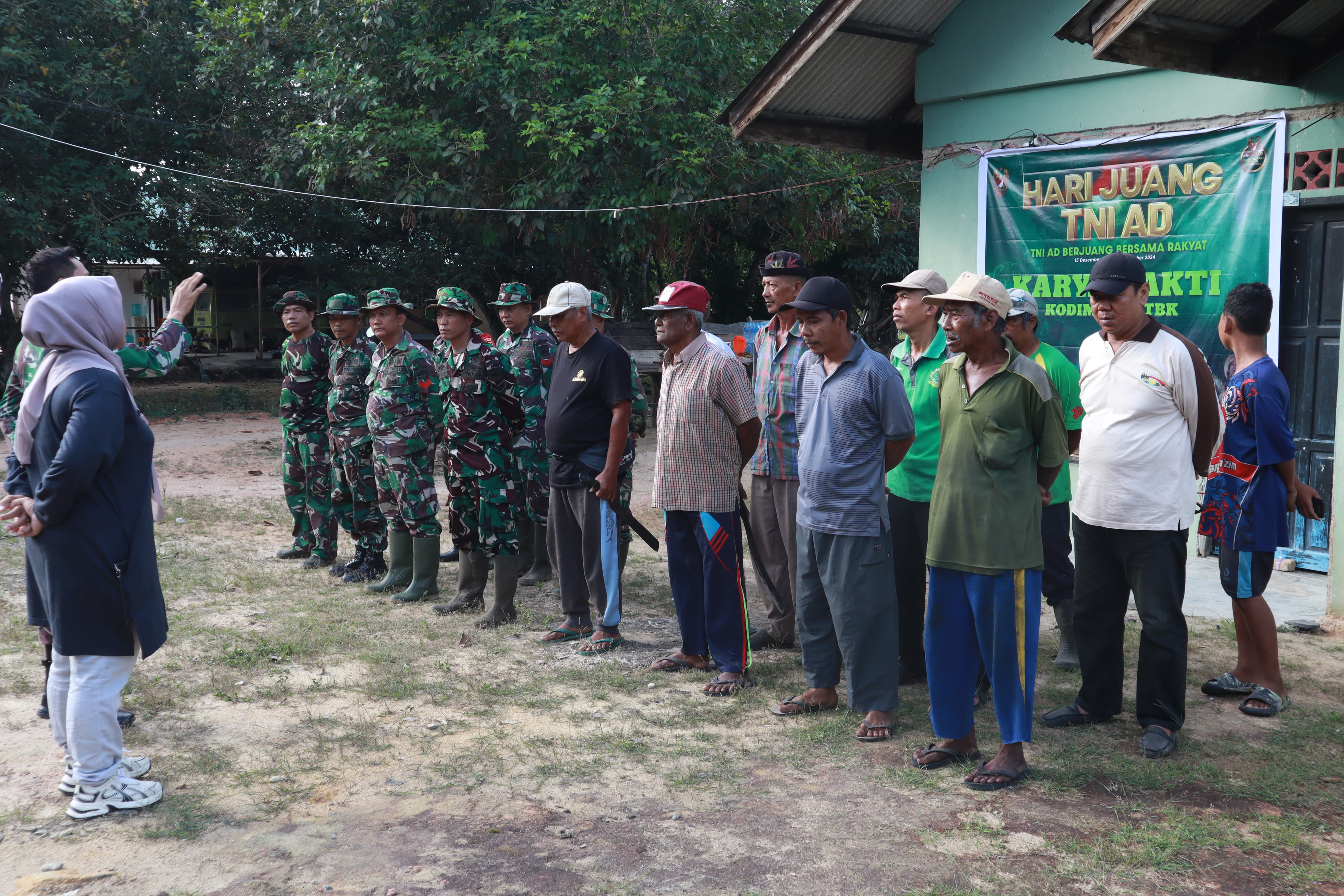 Danramil 04/Tebing Lettu Inf L. Sihaloho beserta masyarakat Kelurahan Darussalam melaksanakan kegiatan Karya Bhakti Gotong-royong.