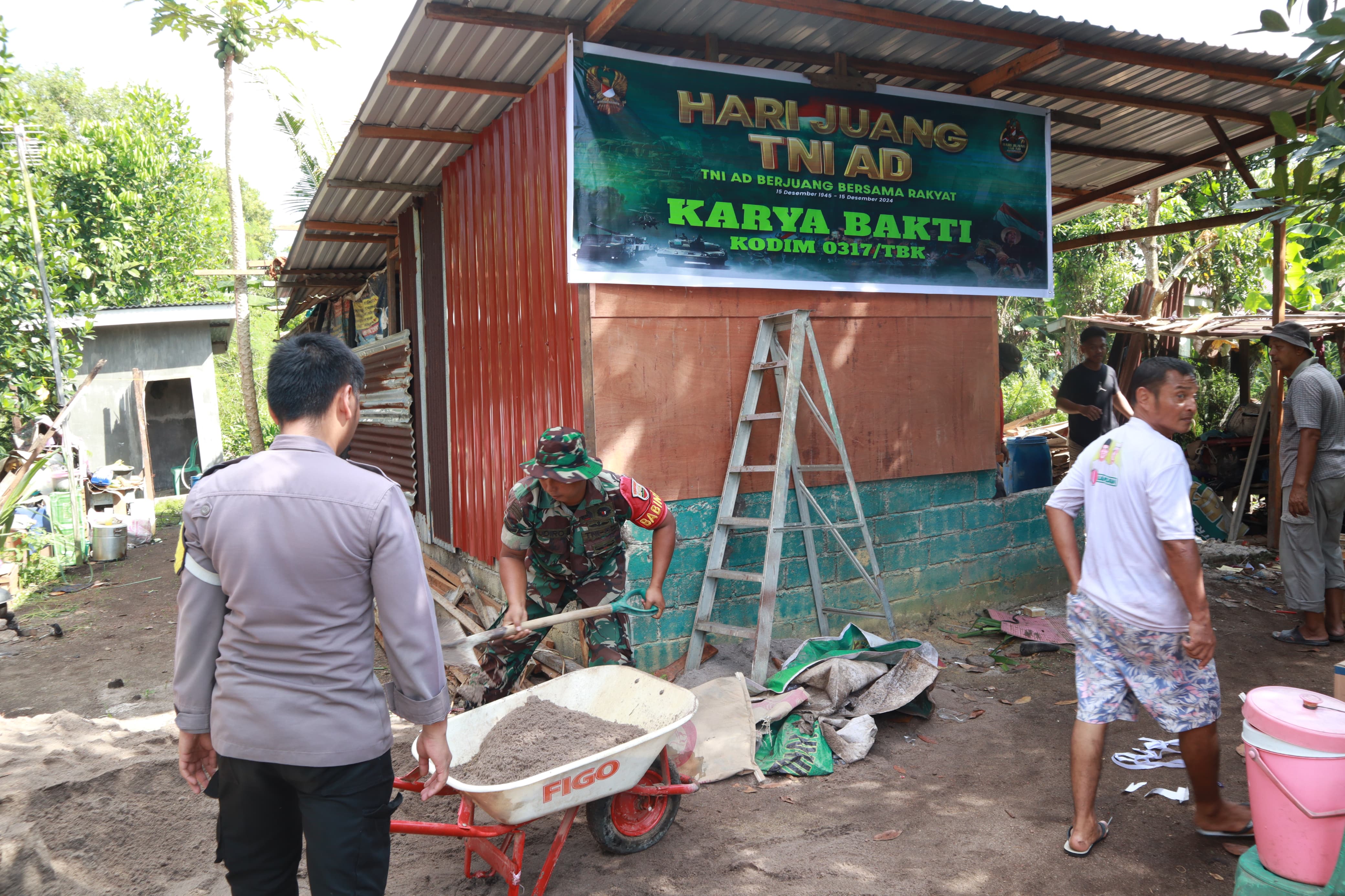 Peringati Hari Juang TNI AD ke-79, Personel Koramil 01/Balai, merenovasi RTLH milik Kawi, warga Kelurahan Baran Barat.