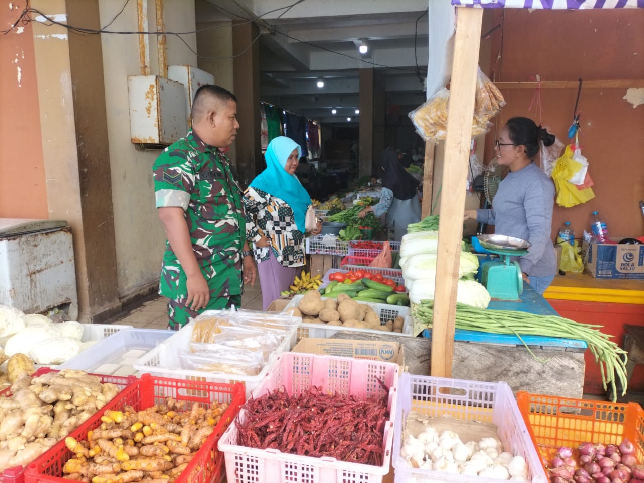 Babinsa Paoh, Sertu Guslim melaksanakan kegiatan komunikasi sosial (Komsos) bersama pedagang sembako di pasar tradisional Kecamatan Moro.