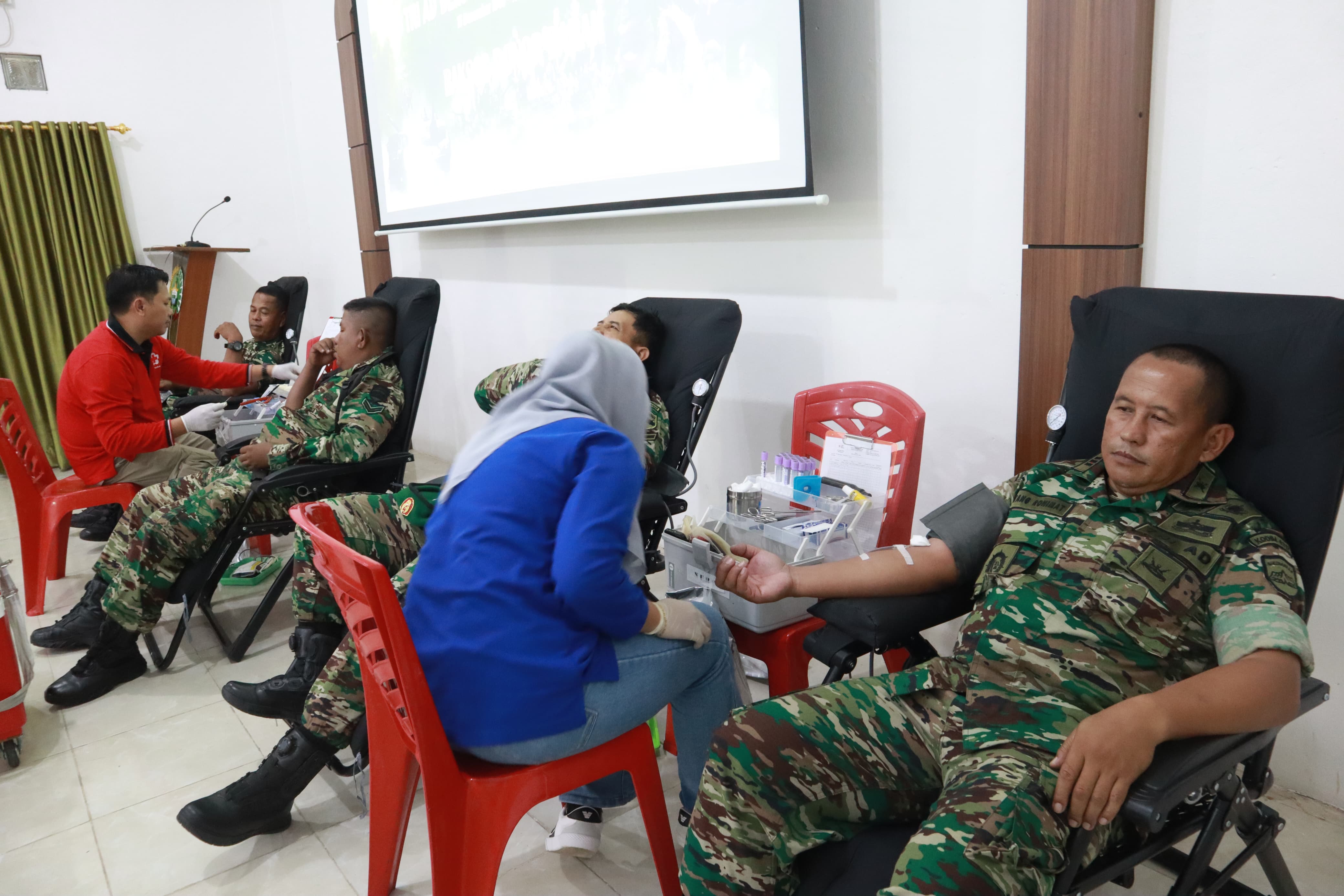Kodim 0317/TBK menggelar kegiatan Bhakti Kesehatan donor darah dan pemberian sembako kepada anak-anak yang mengalami stunting.