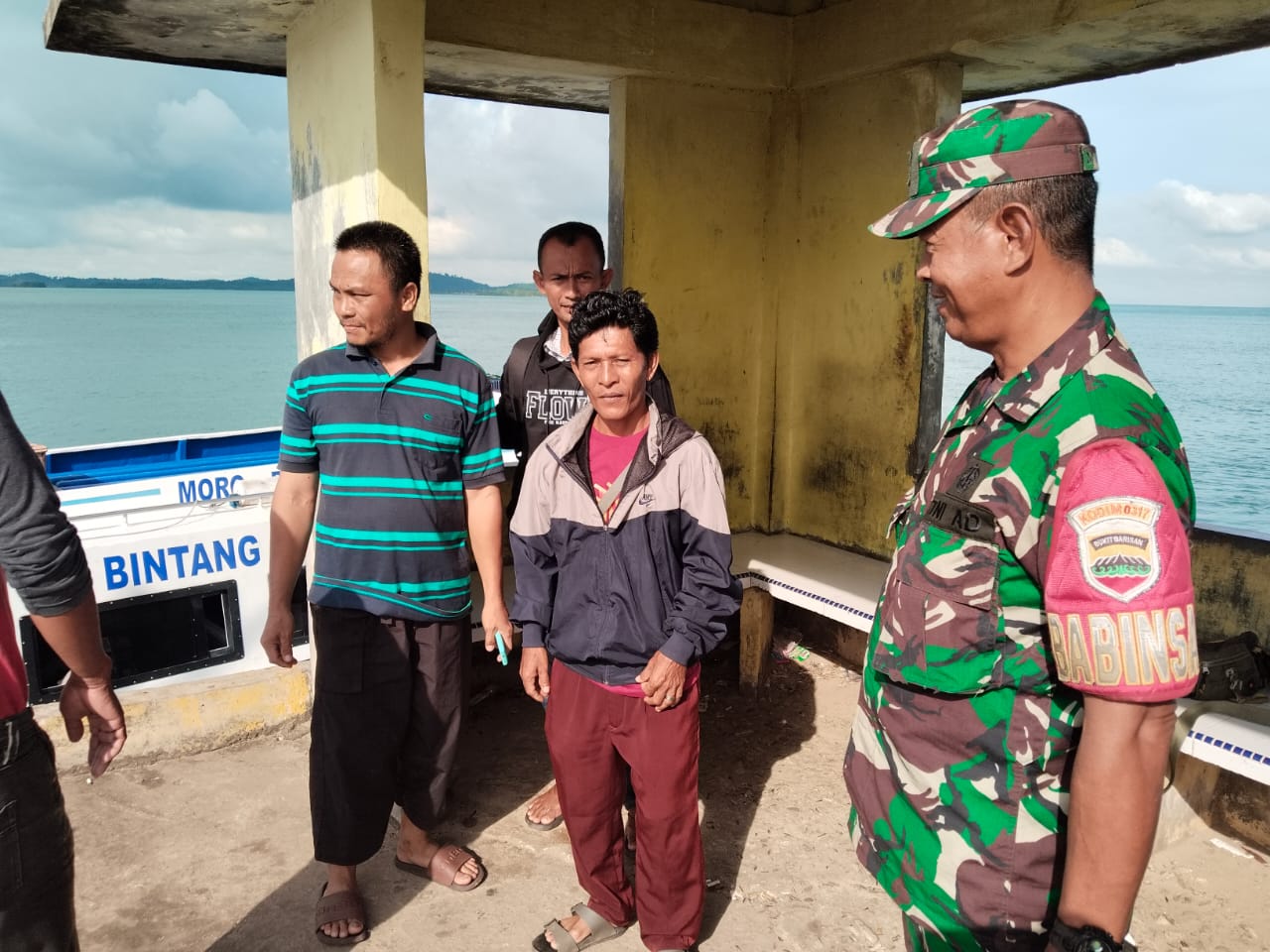 Babinsa Desa Sugie, melaksanakan kegiatan komunikasi sosial (Komsos) bersama warga masyarakat binaan di Pelabuhan Desa Sugie.