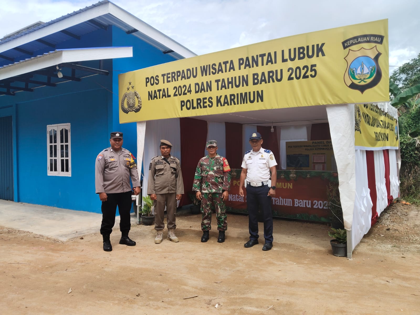 Babinsa Desa Lubuk melaksanakan kegiatan pengamanan di Pos Pelayanan Natal dan Tahun Baru di kawasan wisata Pantai Lubuk, Kecamatan Kundur.