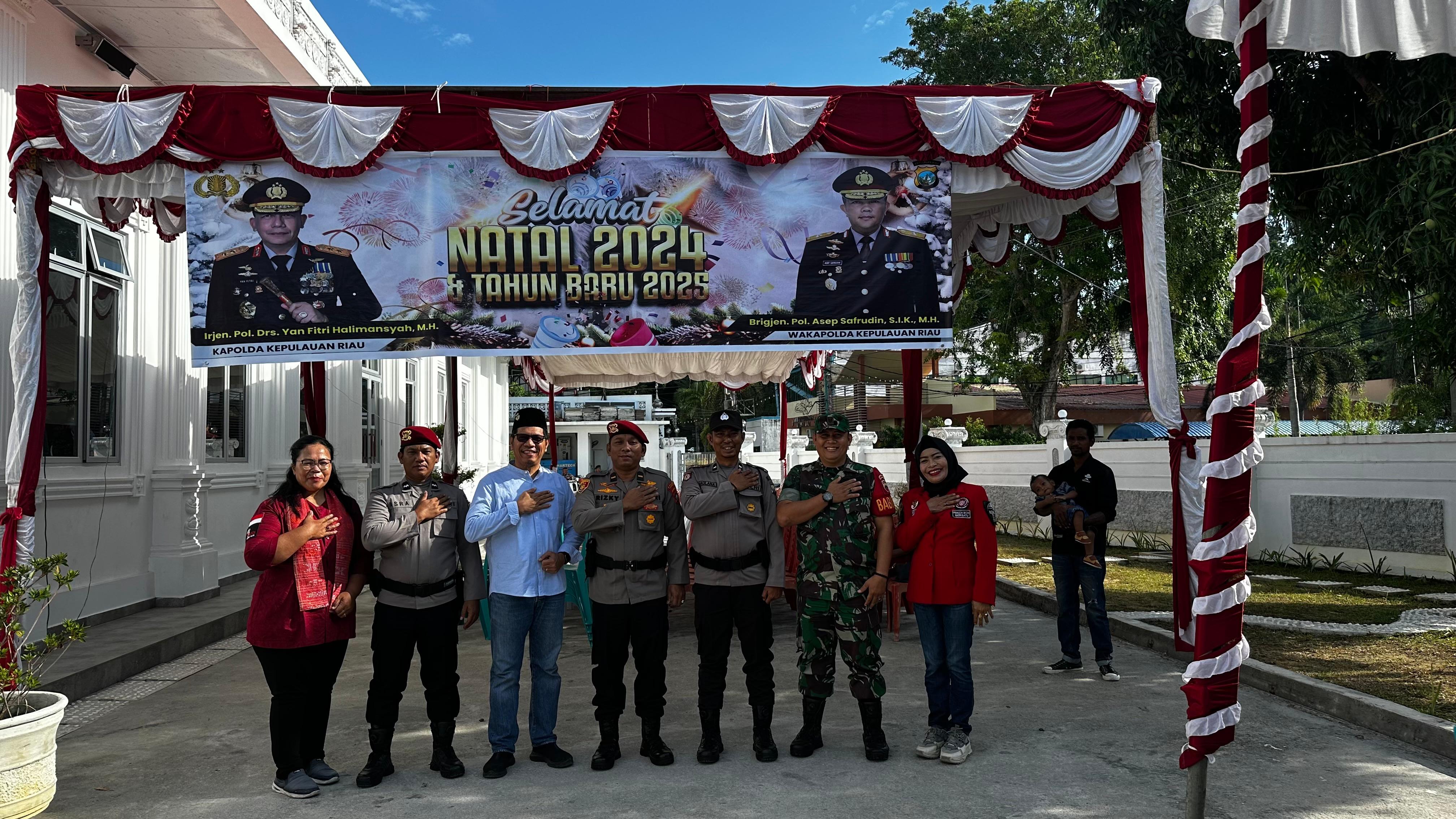 Babinsa Kelurahan Tg Balai Kota, Sertu Misman, melaksanakan tugas pengamanan ibadah Natal di Gereja Santo Joseph.