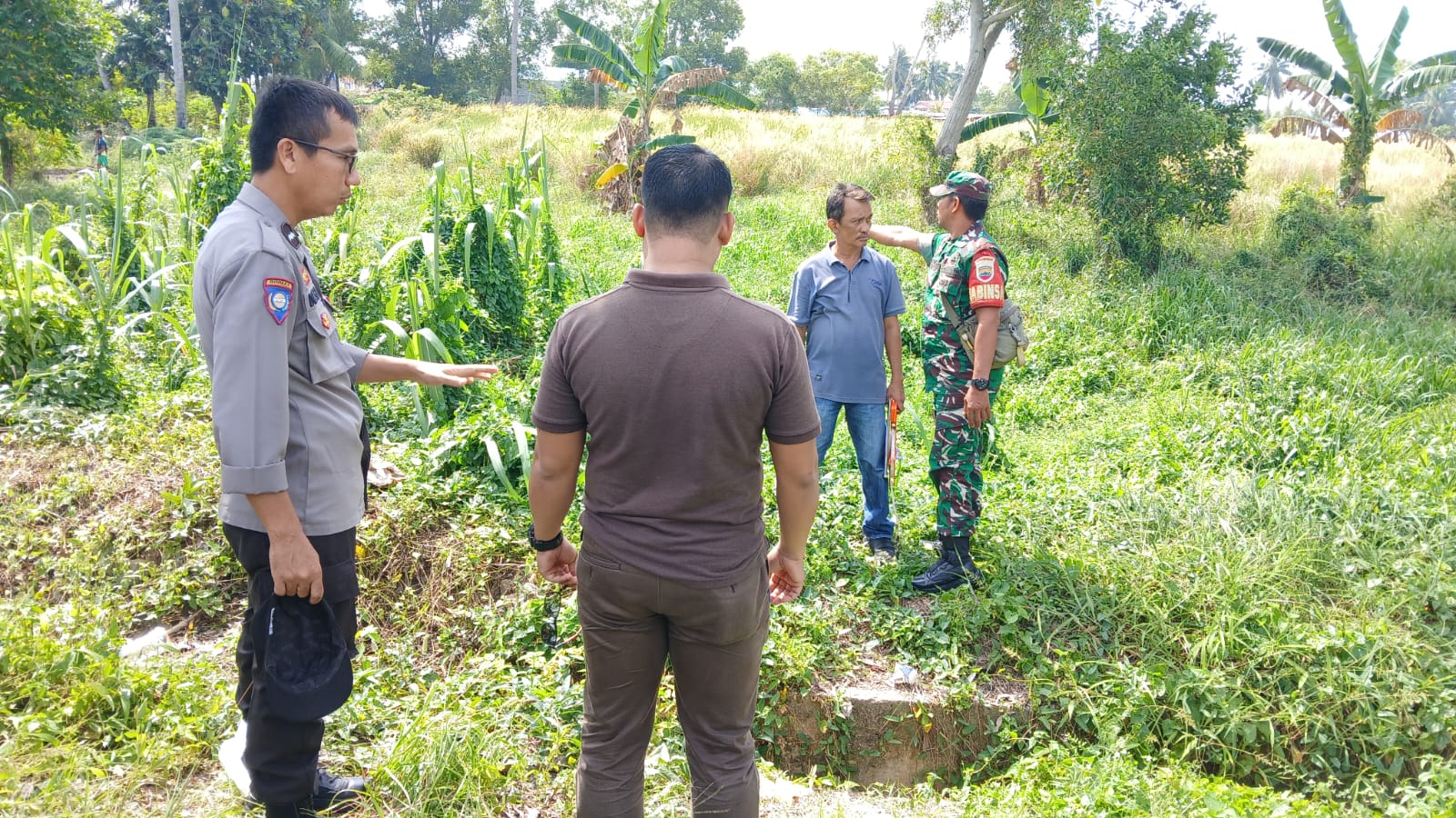Serda Rinto dari Koramil 01/Balai, Kodim 0317/TBK, bersama Lurah Sungai Lakam Timur meninjau lokasi pembangunan drainase yang bermasalah.