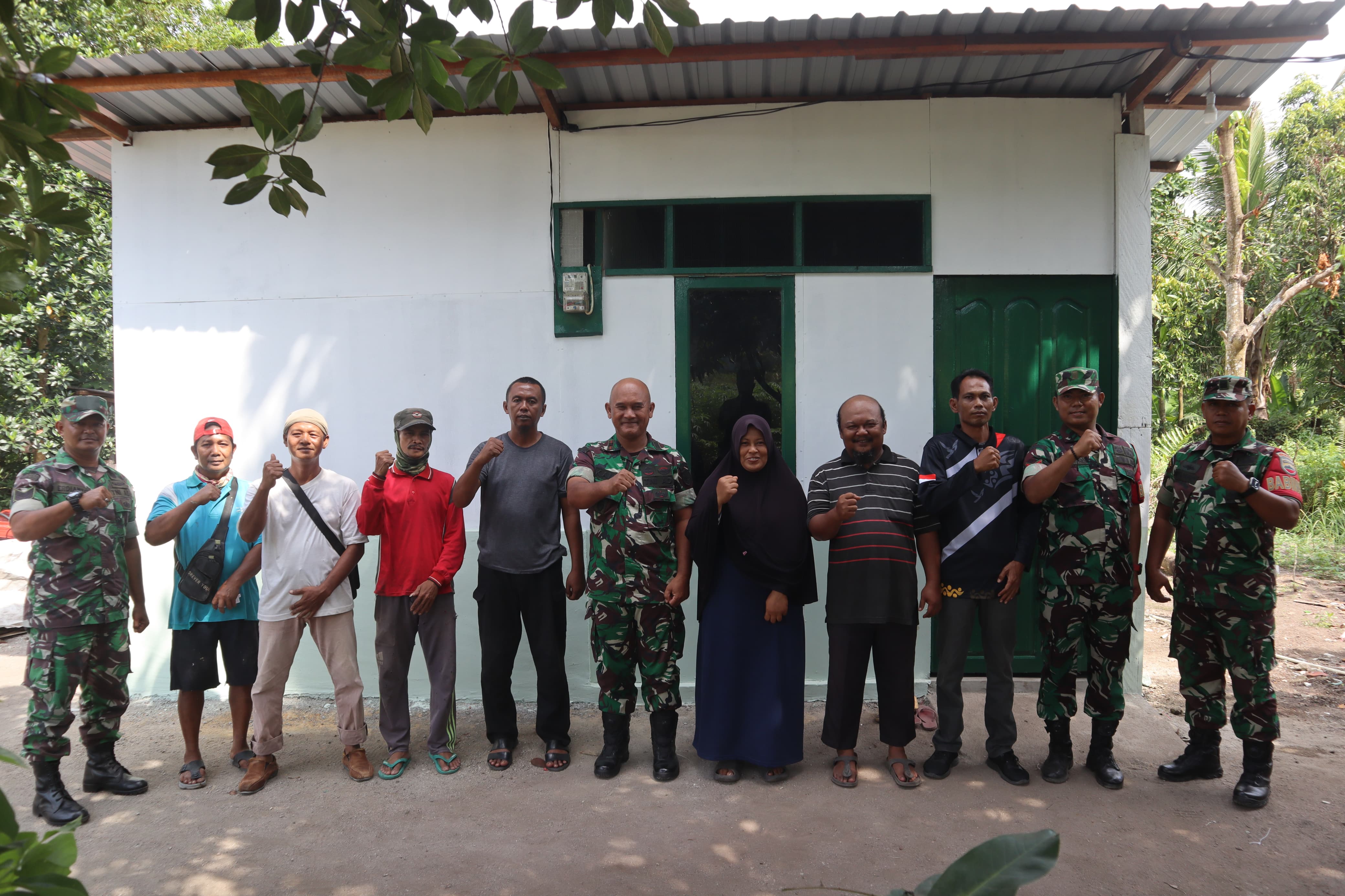 Dandim 0317/TBK Letkol Inf Ida Bagus Putu Mudita serahkan kunci rumah layak huni kepada di Kelurahan Baran Barat.
