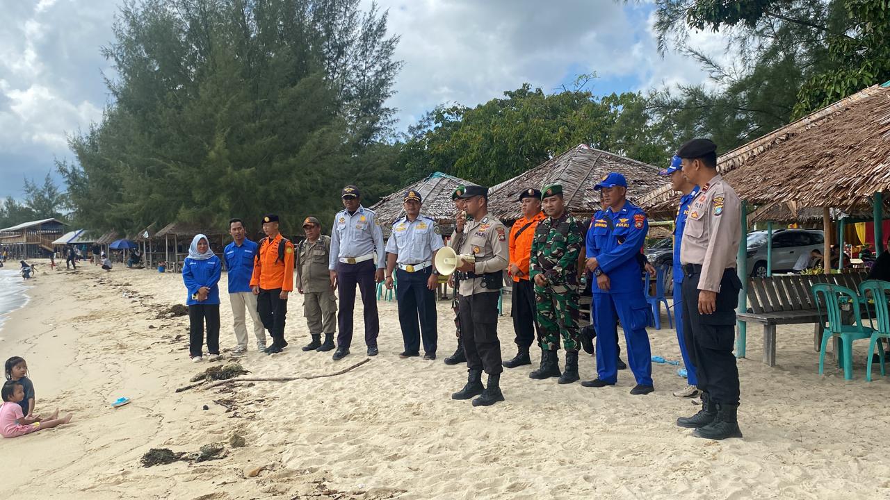 Serda Efin Wijaya, dan Sertu Suriyono, dari Koramil 04/Tebing, patroli gabungan bersama personel Polres Karimun di objek wisata Pantai Ketam.