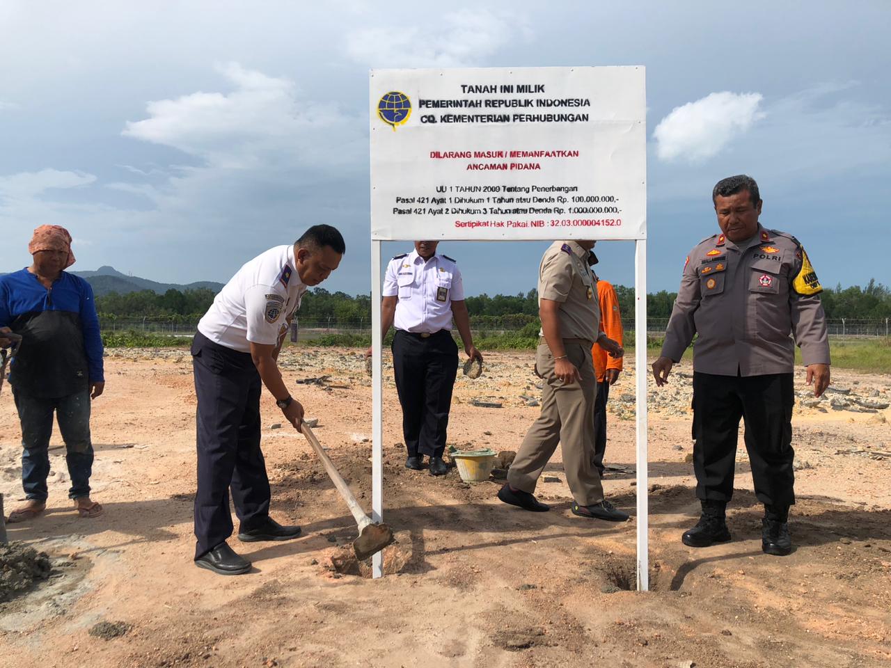 Pemkab Karimun menyerahkan Sertifikat Lahan untuk Pengembangan Pembangunan Bandar Udara Raja Haji Abdullah Kabupaten Karimun seluas 58 ha.
