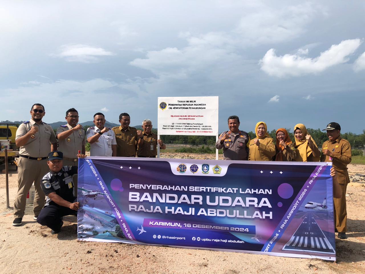 Pemkab Karimun menyerahkan Sertifikat Lahan untuk Pengembangan Pembangunan Bandar Udara Raja Haji Abdullah Kabupaten Karimun seluas 58 ha.
