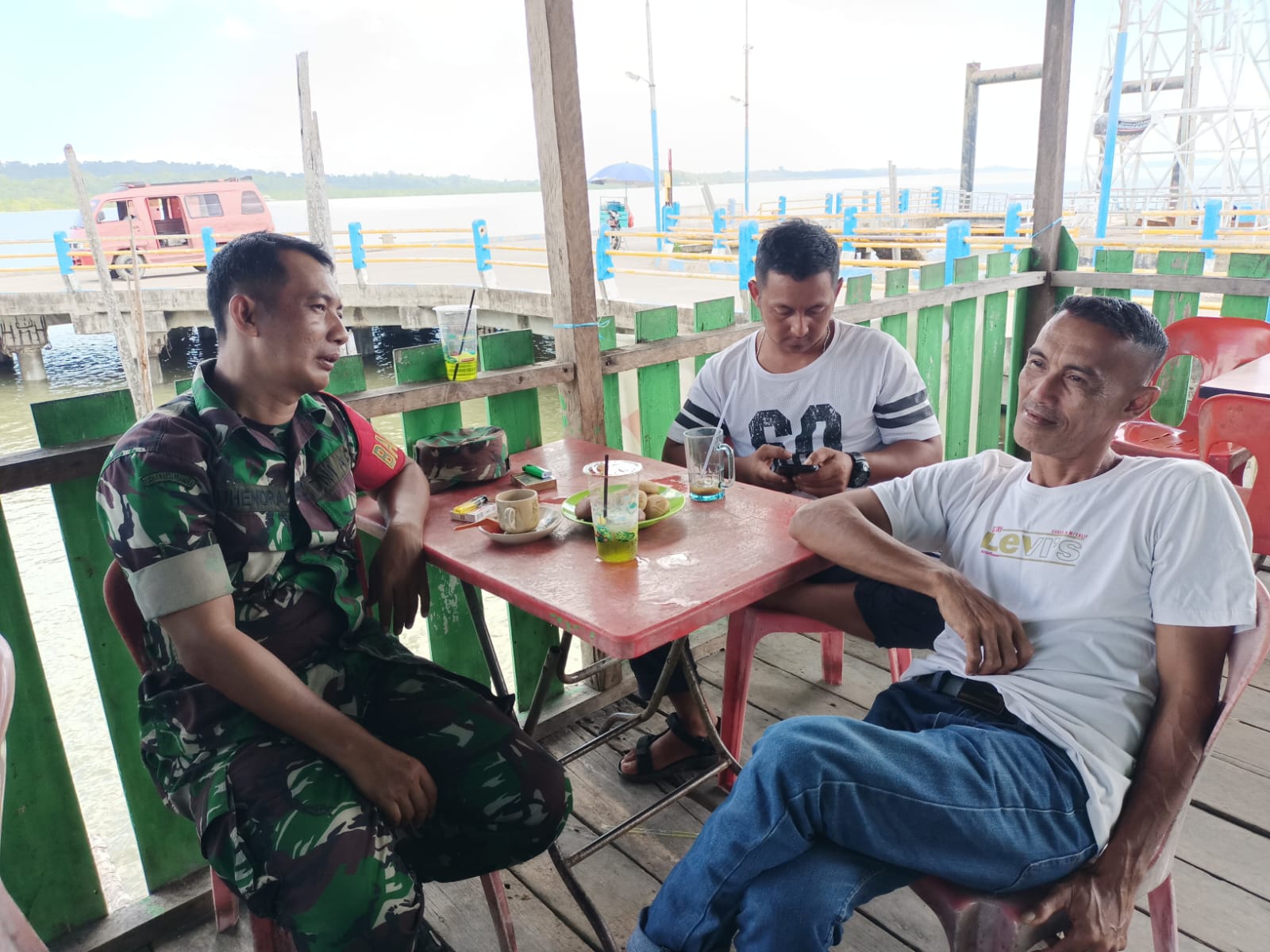 Babinsa Desa Penarah dan Desa Leboh, Sertu Suhendra Komsos bersama masyarakat binaannya di Pelabuhan Tanjung Berlian Kota.