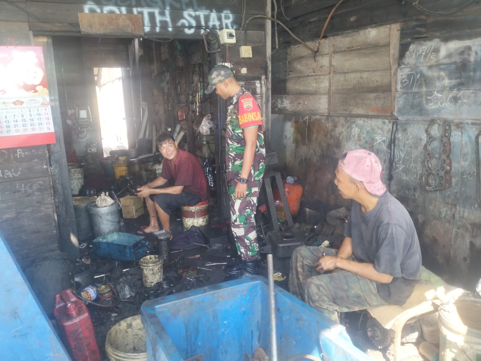 Babinsa Desa Jang dari Koramil 02/Moro Komsos dengan salah satu warga binaannya, Andre (53), yang sehari-hari bekerja sebagai montir.