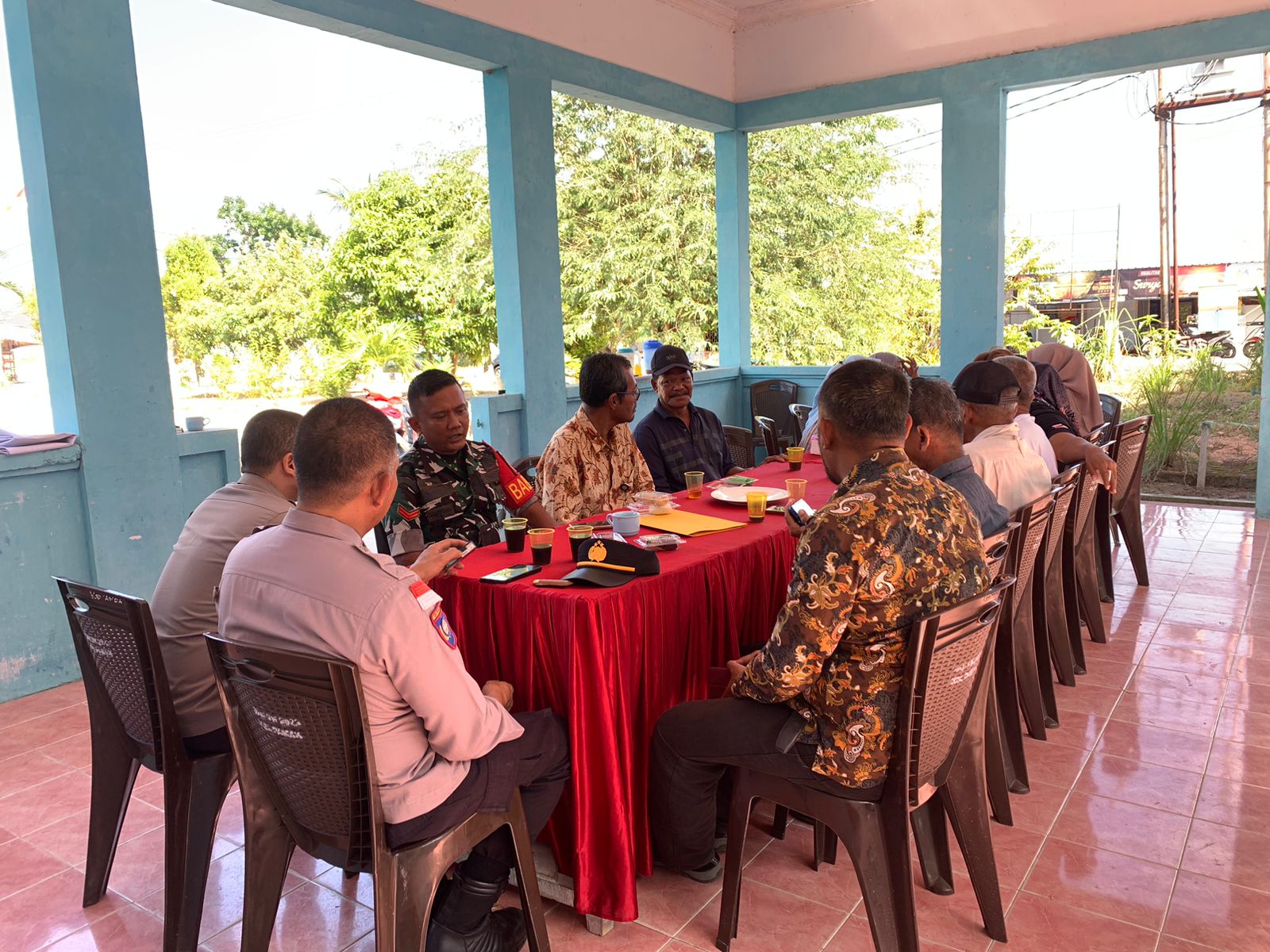 Koptu Suhermansyah, menghadiri kegiatan Curhat Kamtibnas yang diselenggarakan oleh Polsek Tebing di Gedung Serba Guna Kelurahan Pamak.
