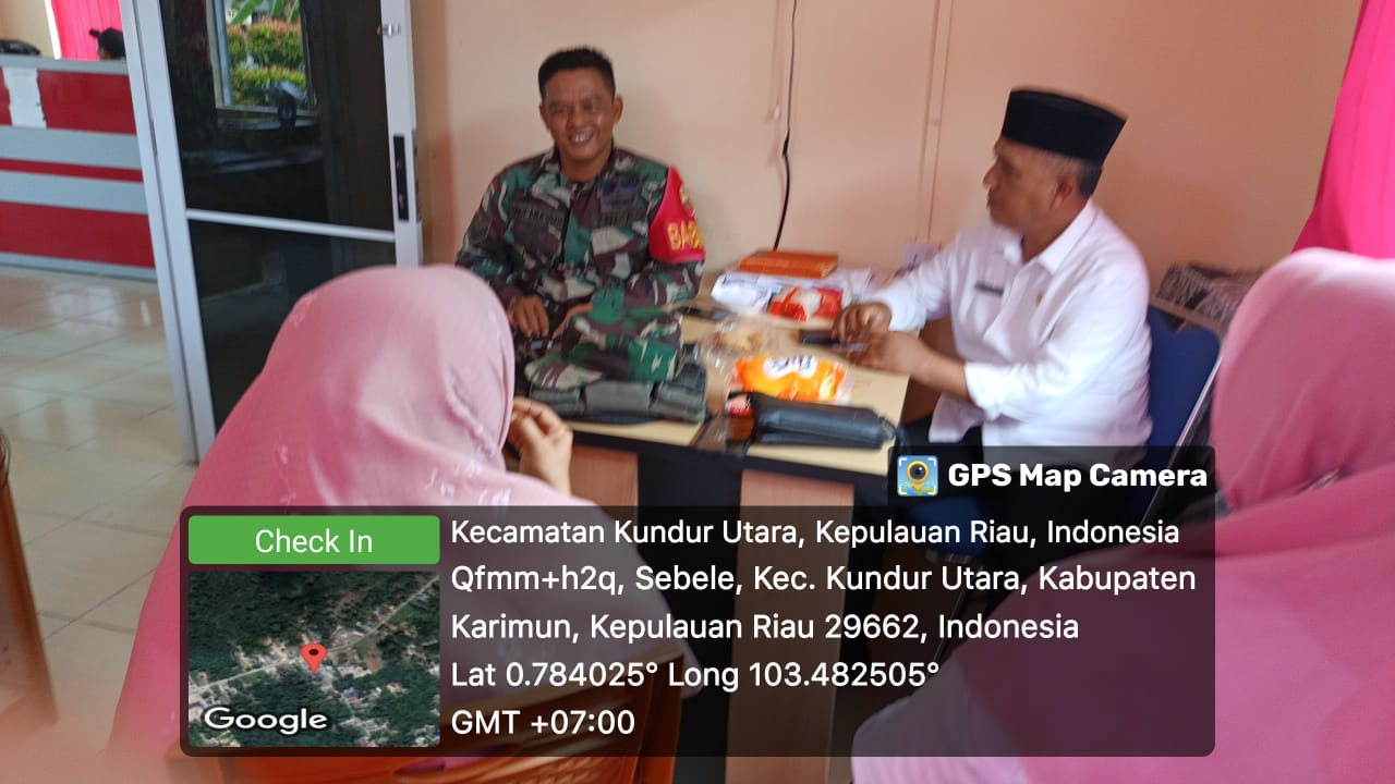 Sertu Yadi Mulyadi Komsos dengan Kepala UPT Korwil Dinas Pendidikan Kecamatan Kundur Utara pada Sabtu, 11 Januari 2025.