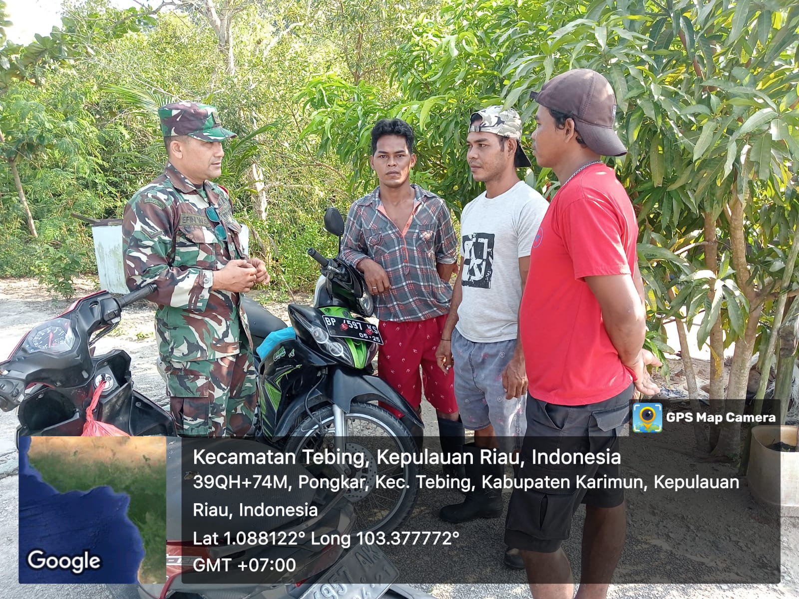 Babinsa Desa Pongkar Koramil 04/Tebing Kodim 0317/TBK, Serda Efin Wijaya, melaksanakan Komsos bersama pemuda RW 01 Pulau Karimun Anak.
