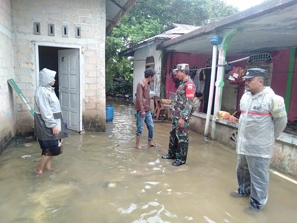 Sertu Suriyono, mengimbau warga Lembah Permai RT 01 dan RT 02 untuk meningkatkan kewaspadaan hujan deras yang mengguyur wilayah tersebut.