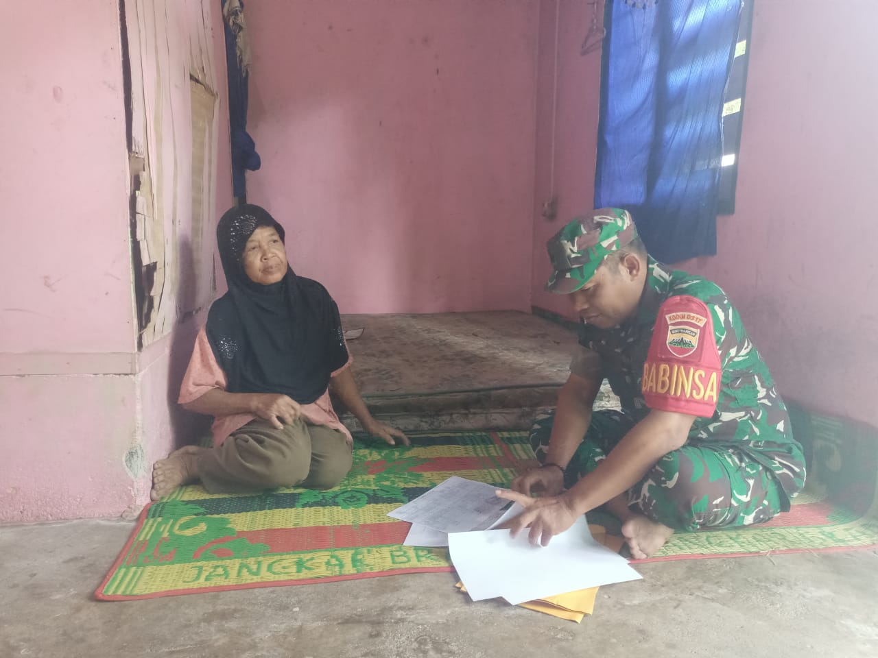 Babinsa Kelurahan Pasir Panjang, Koramil 04/Tebing Kodim 0317/TBK, Serka Sarmo memberikan sosialisasi kepada warga binaannya.