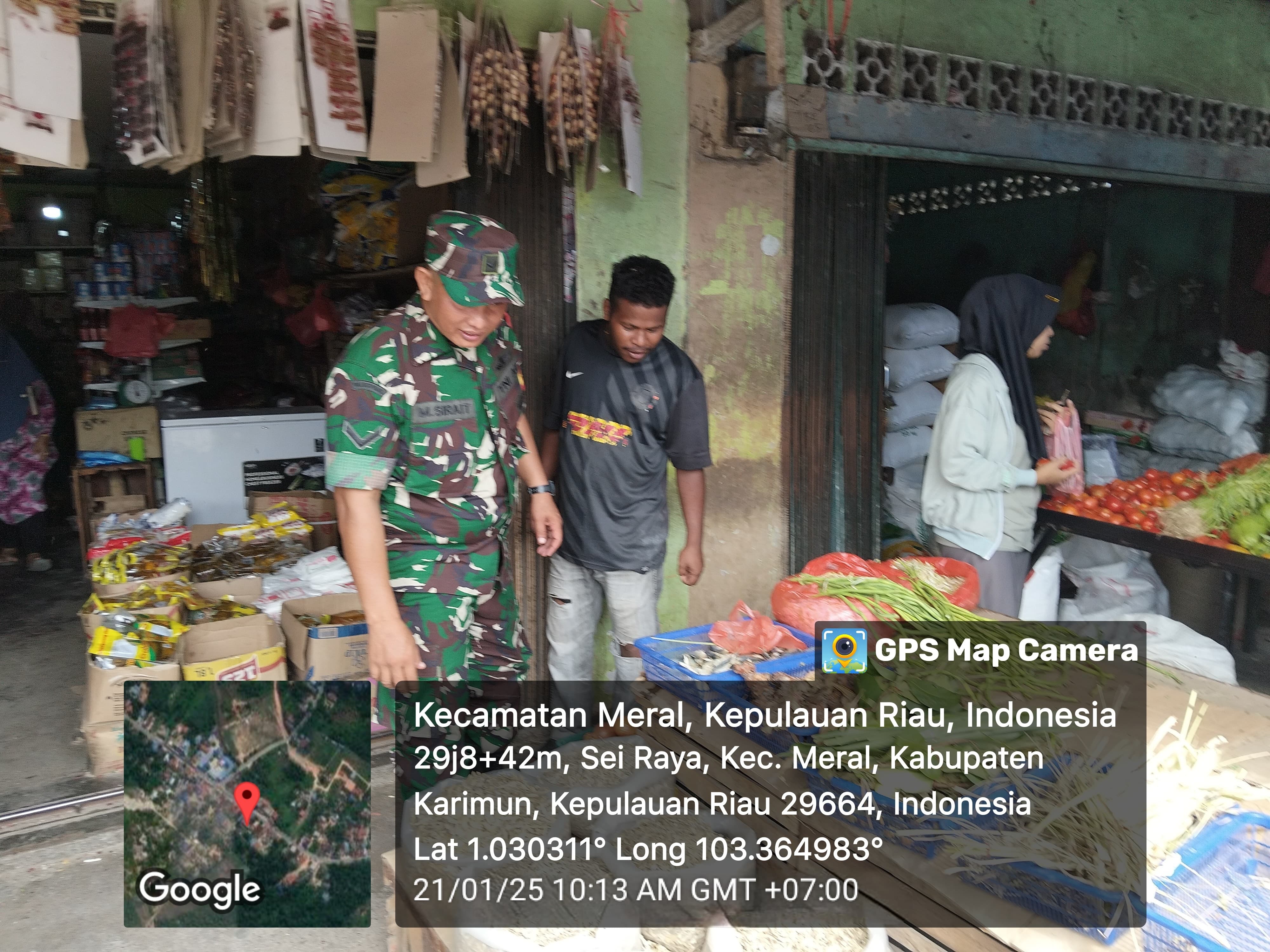 Babinsa Kelurahan Parit Benut, Serda M. Sirait, melaksanakan kegiatan Komunikasi Sosial (Komsos) di wilayah binaannya, Senin 21 Januari 2025.