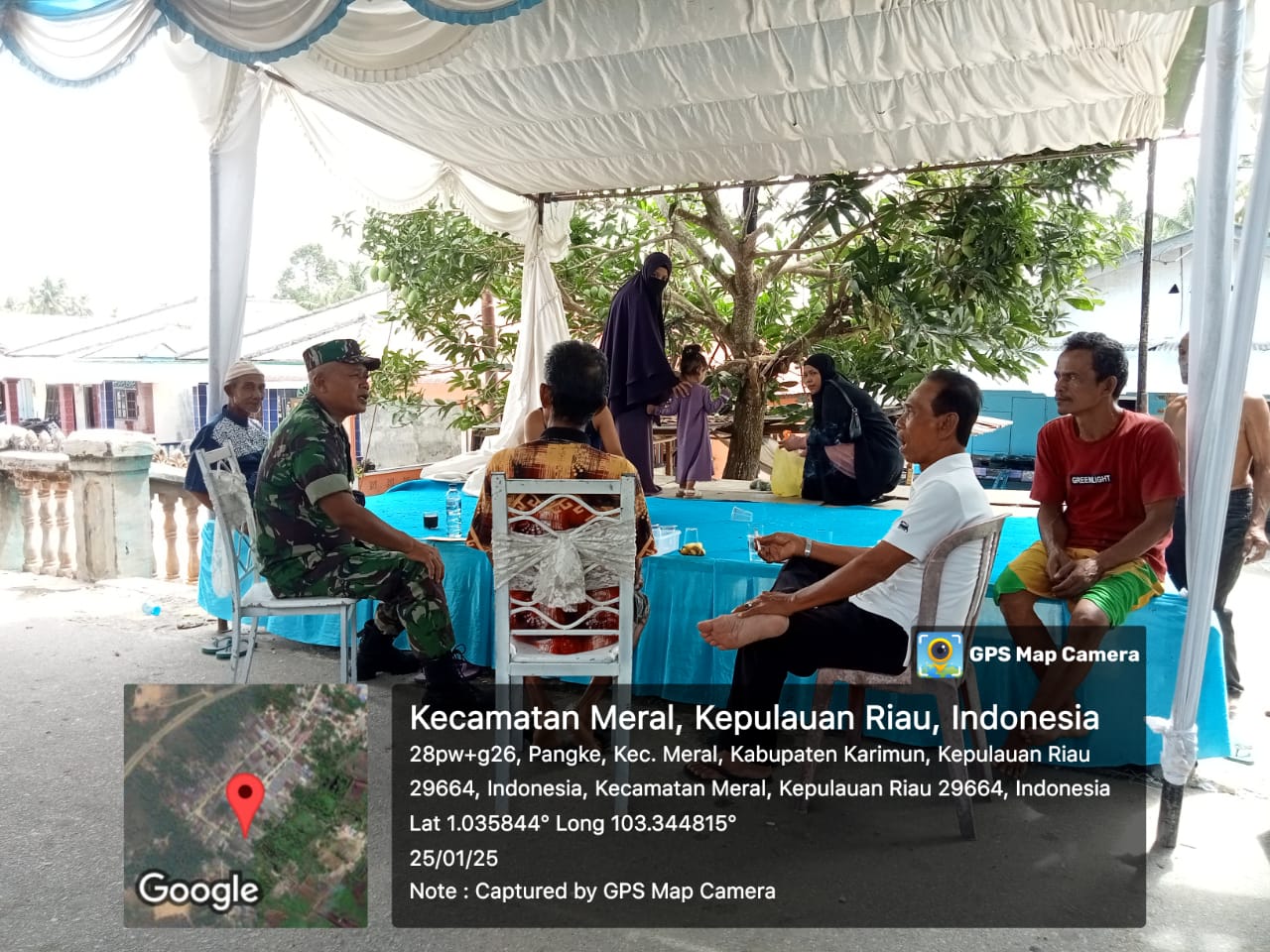 Babinsa Desa Pangke, Sertu Atmaja dari Kodim 0317/TBK Komsos dengan masyarakat Kampung Suka Maju RW 03 Desa Pangke.