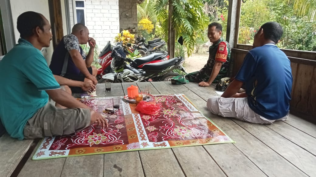 Koptu Yudi Yanto, melaksanakan kegiatan silaturahmi dengan Ketua RT, Bapak Haikal, dan warga binaan di wilayah tersebut.