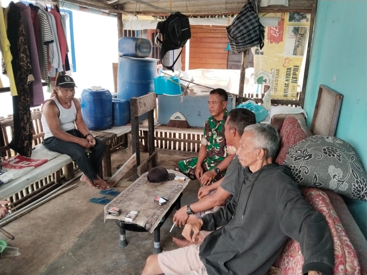 Babinsa Desa Sugie, Serma M. Amin,membantu menyelesaikan permasalahan antar warga di Kp. Hilir RT 02 RW 01 Dusun 01, Desa Sugie.