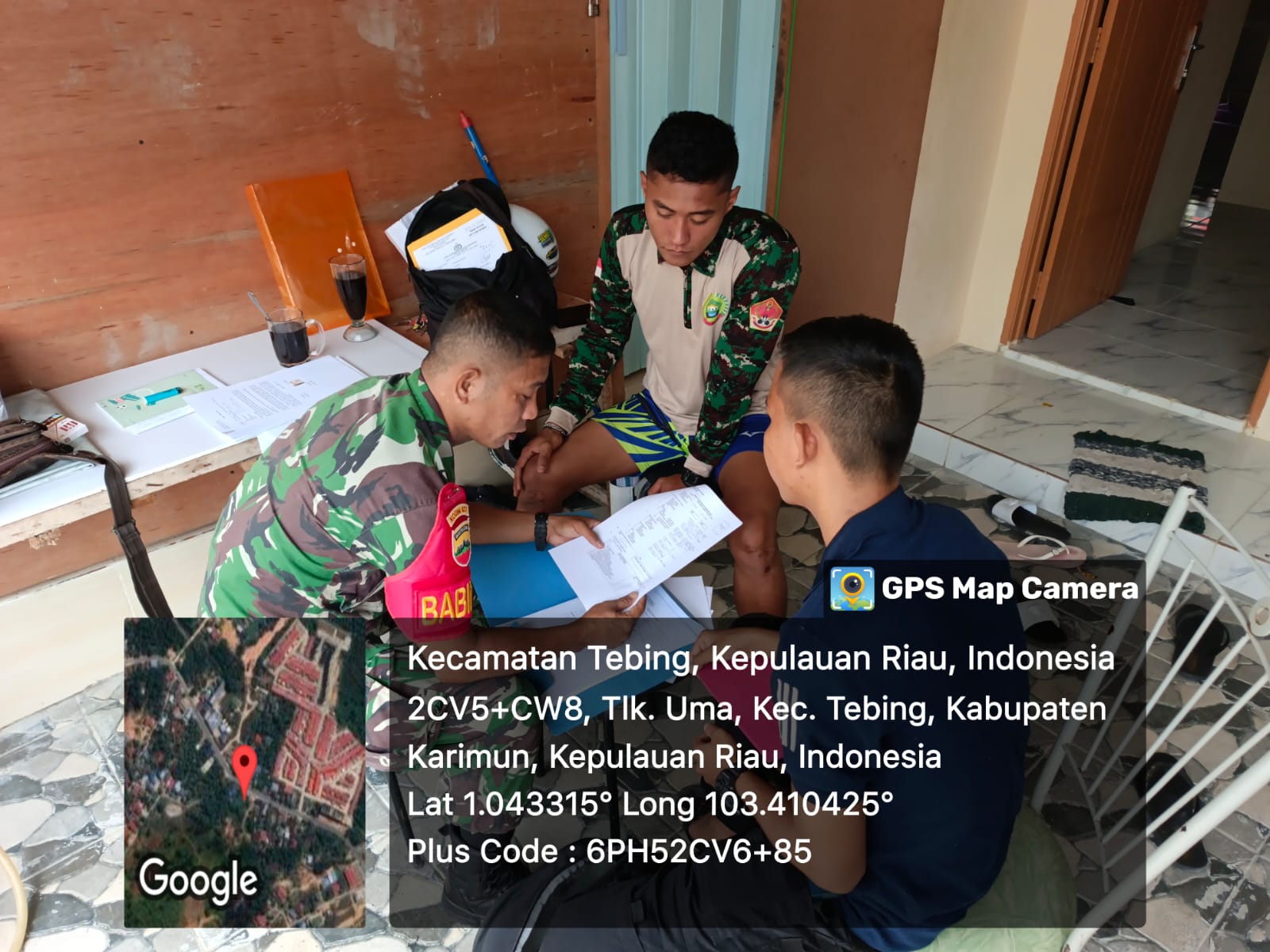 Babinsa Ikut Bantu 2 Pemuda Ini Siapkan Administrasi Pendaftaran TNI AD
