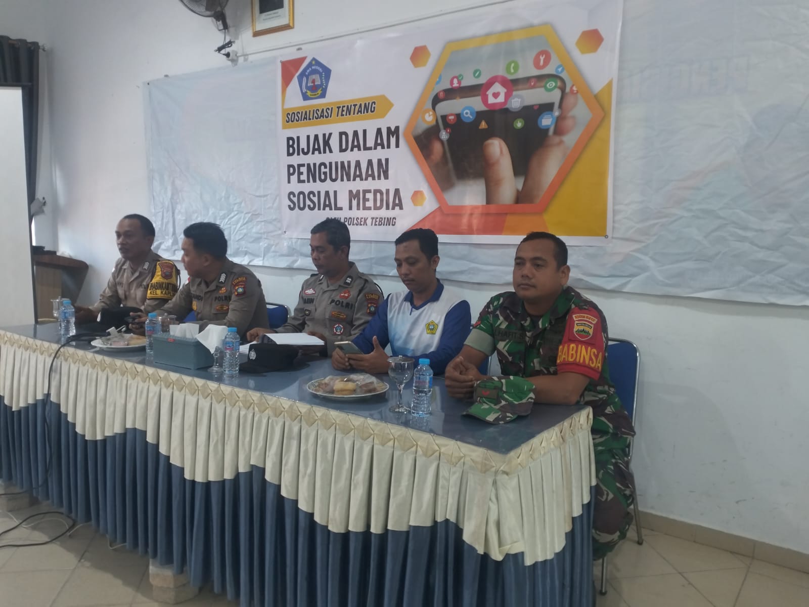 Babinsa Kelurahan Kapling, Koramil 04/Tebing, Kopda Alhafit Sadiqin memberikan sosialisasi tentang media sosial di SMA N 1 Karimun.