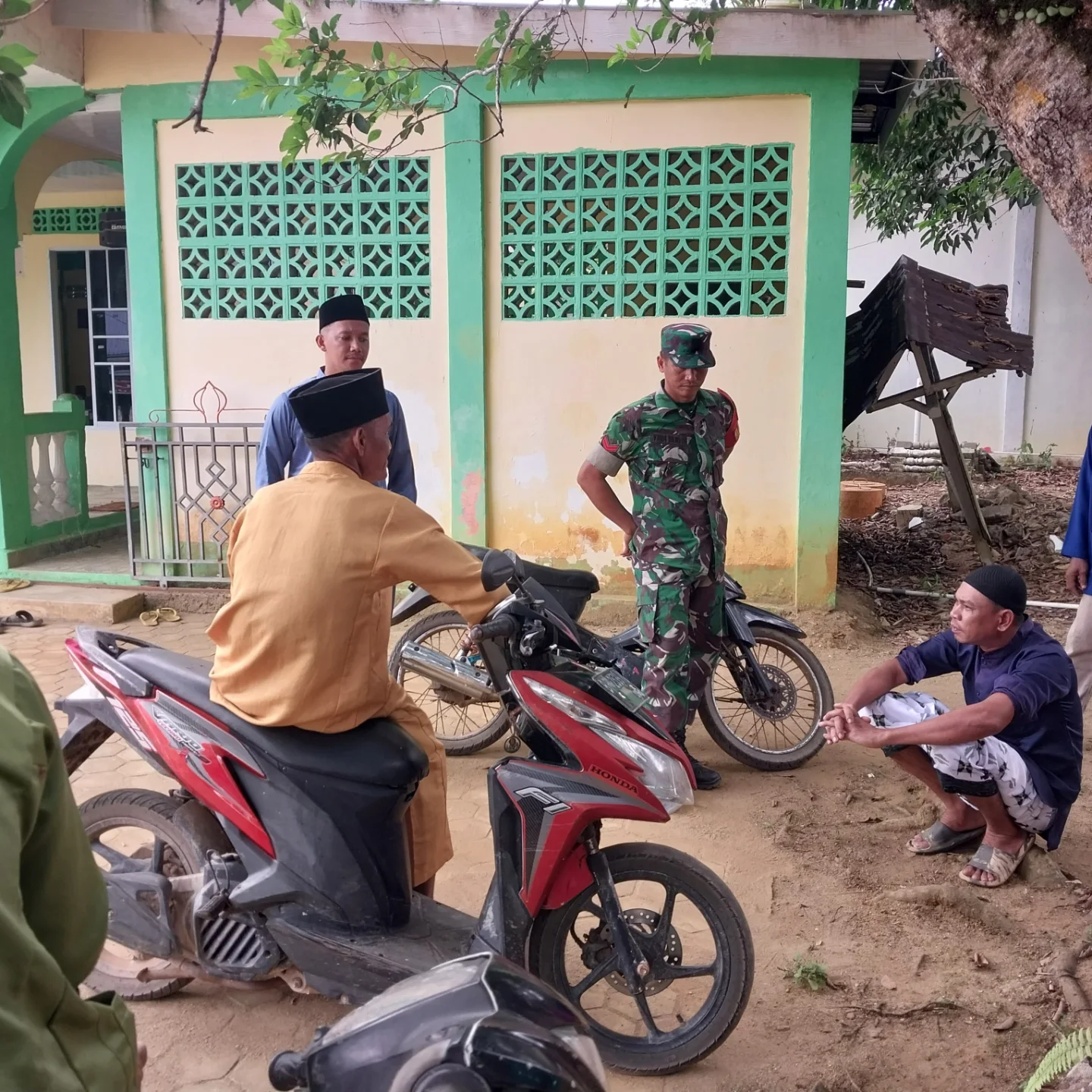 KopdanFirdaus mengunjungi salah satu warga binaannya, Bapak Kamarudin, yang telah menderita stroke selama 20 tahun.