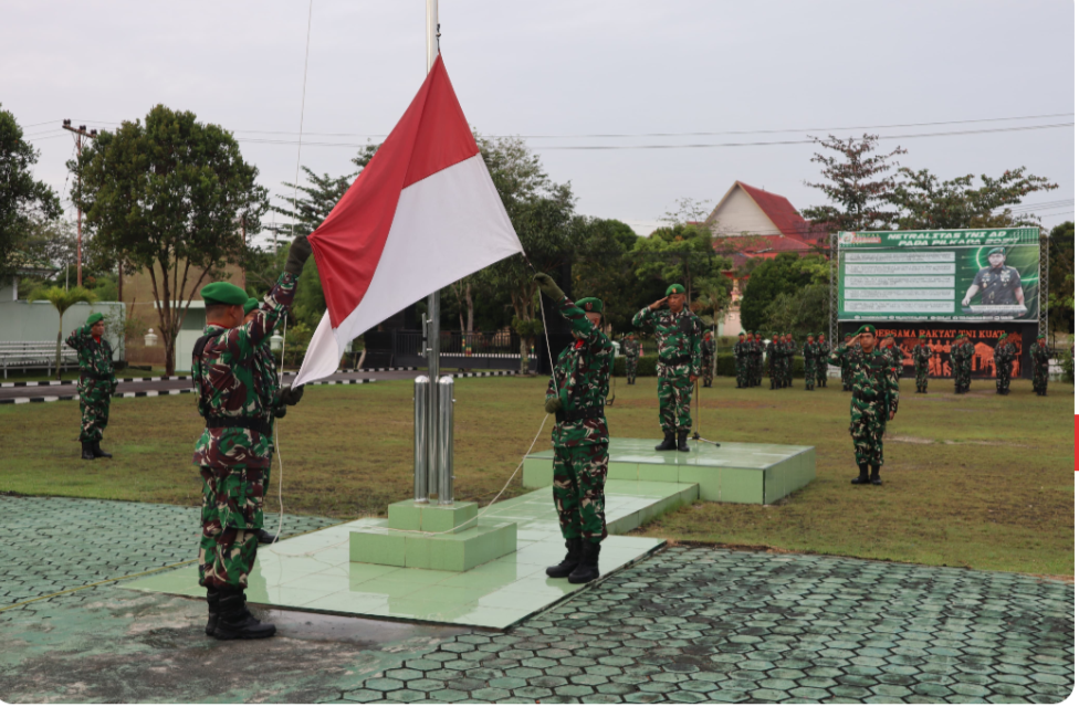 Kodim 0317/TBK melaksanakan upacara bendera rutin pada Senin, 20 Januari 2025, yang berlangsung dengan penuh khidmat.