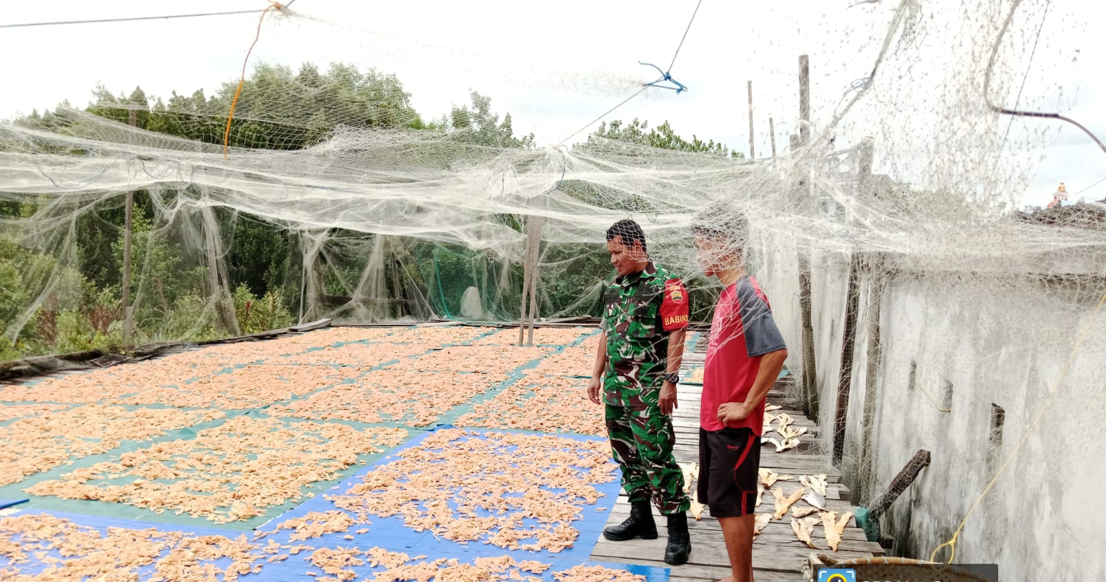 Babinsa Kelurahan Sungai Raya, Koramil 01/Balai Kodim 0317/TBK, Sertu M. Rapit Komsos dengan pengusaha kerupuk udang dan kerupuk ikan.