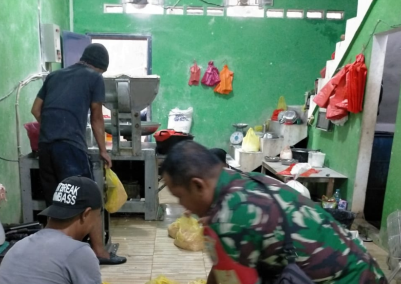 Babinsa Kelurahan Baran Timur, Sertu Mujahid Komsos dengan pelaku usaha makanan "Bola-Bola Ayam" di RT 001/RW 003, Kelurahan Baran Timur.