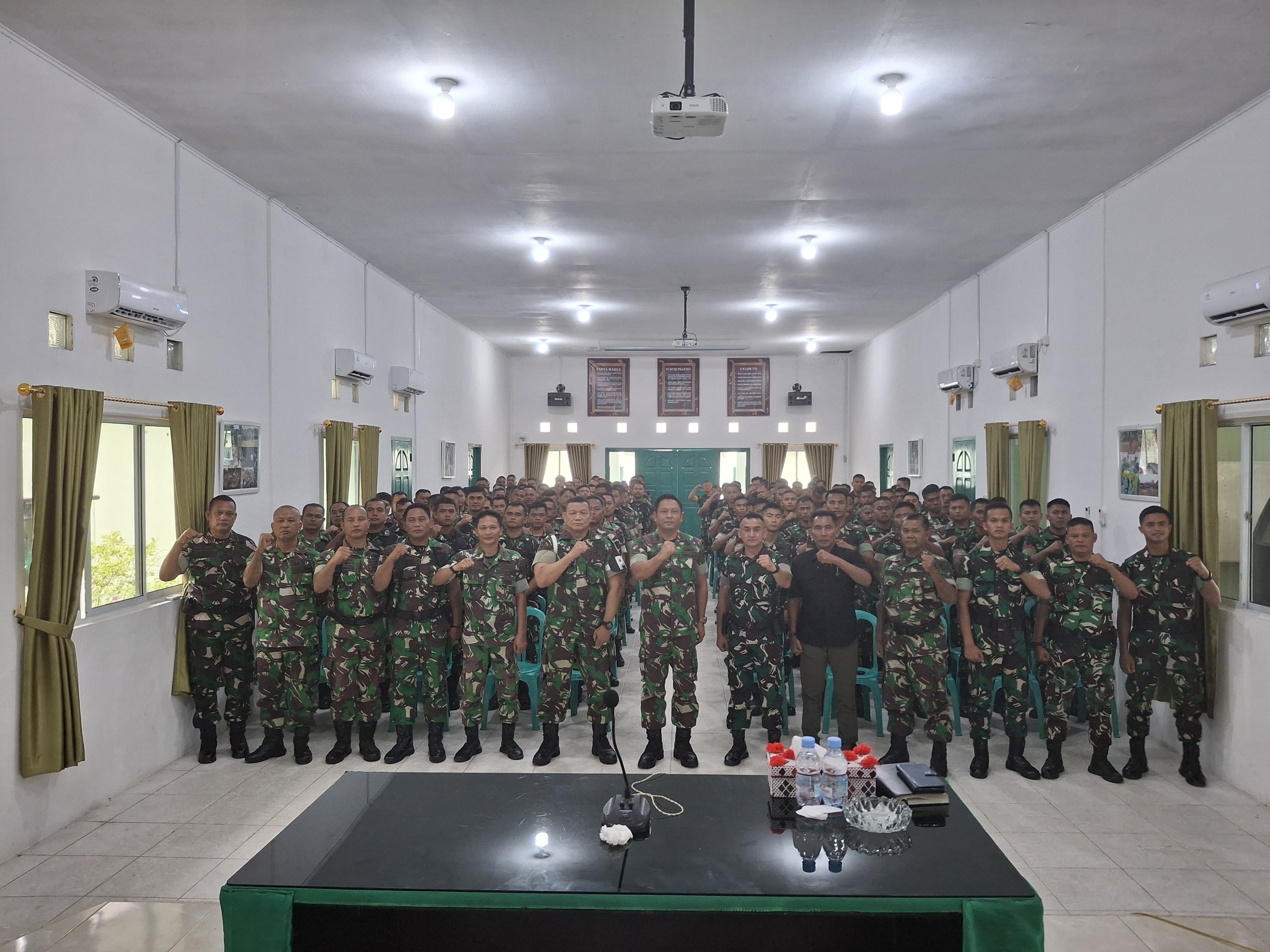 Dandim 0317/TBK, Letkol Inf Ida Bagus Putu Mudita memberikan Jam Pimpinan kepada personel Kodim 0317/TBK dan Kipan B Yonif 136/TS.