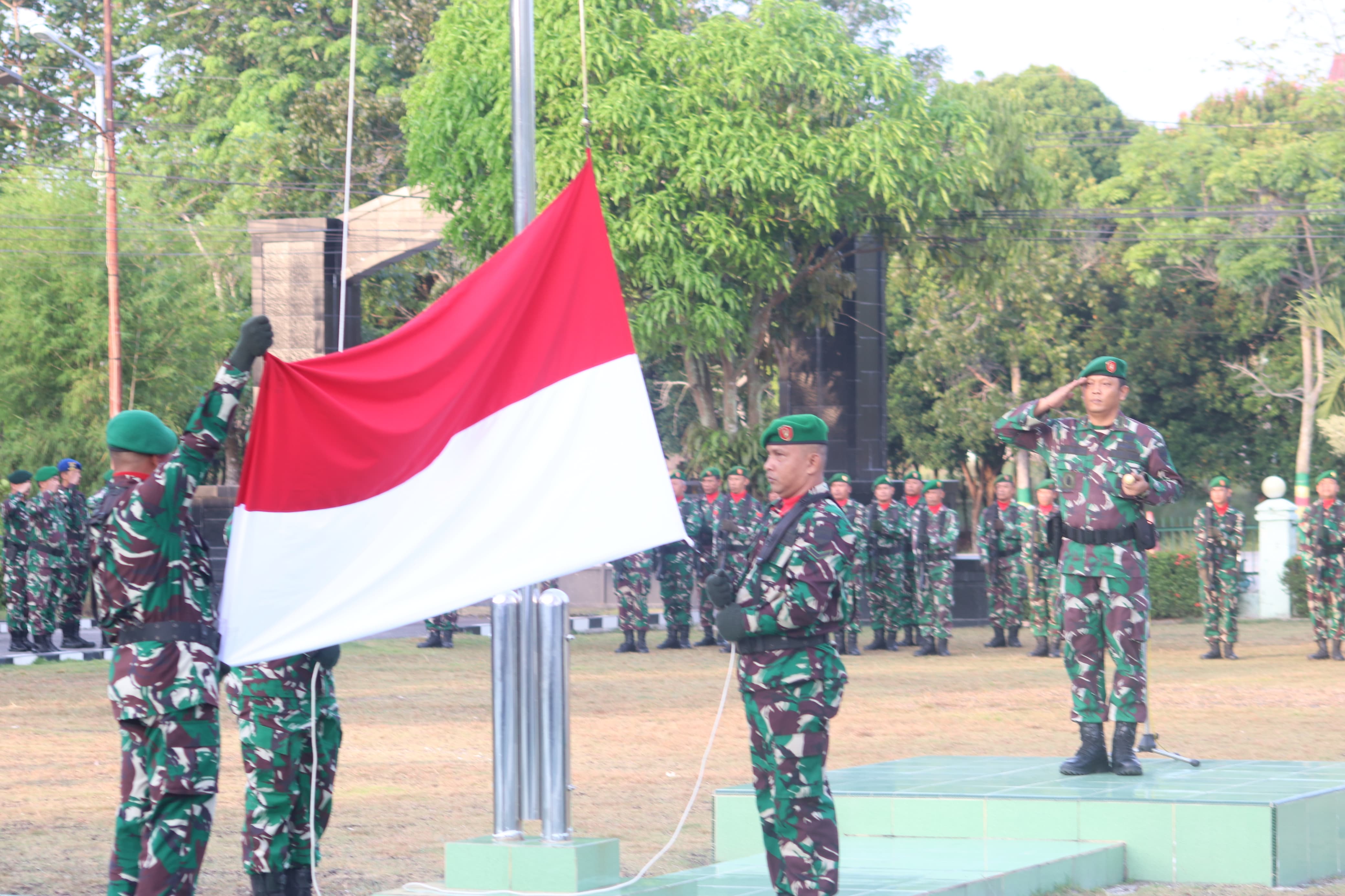 Kodim 0317/TBK melaksanakan Upacara Bendera 17an yang dipimpin langsung oleh Dandim 0317/TBK Letkol Inf Ida Bagus Putu Mudita.