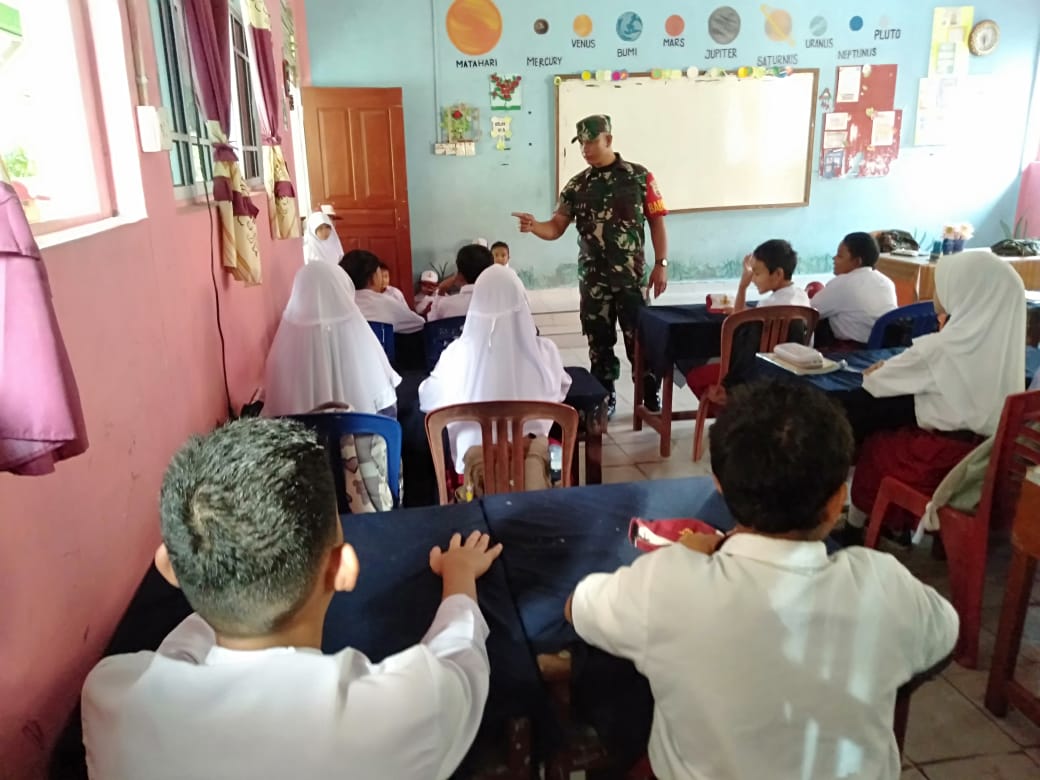 Babinsa Parit Benut, Serda M. Sirait memberikan pembelajaran matematika menggunakan metode Gasing kepada siswa/i kelas VI SDN 10 Meral.