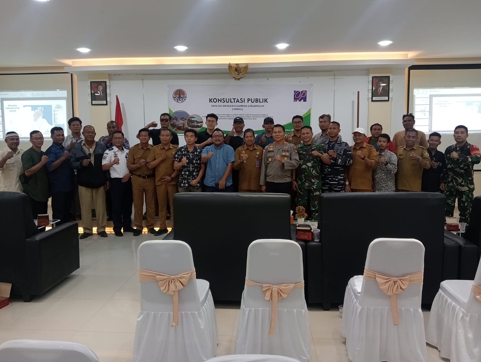 Danramil 04/Tebing, Lettu Inf L. Sihaloho dan Babinsa Pongkar, Serda Efin Wijaya, menghadiri acara konsultasi publik penyusunan dokumen Amdal.