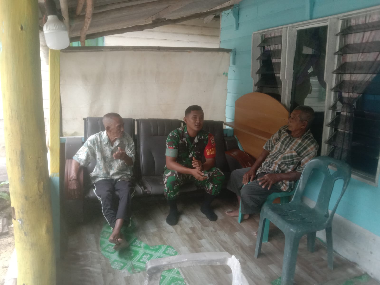 Babinsa Keban Koramil 02/Moro, Praka Randi Agus Sayria, melaksanakan Komsos dengan warga binaan di RT 02 RW 02, Desa Keban.