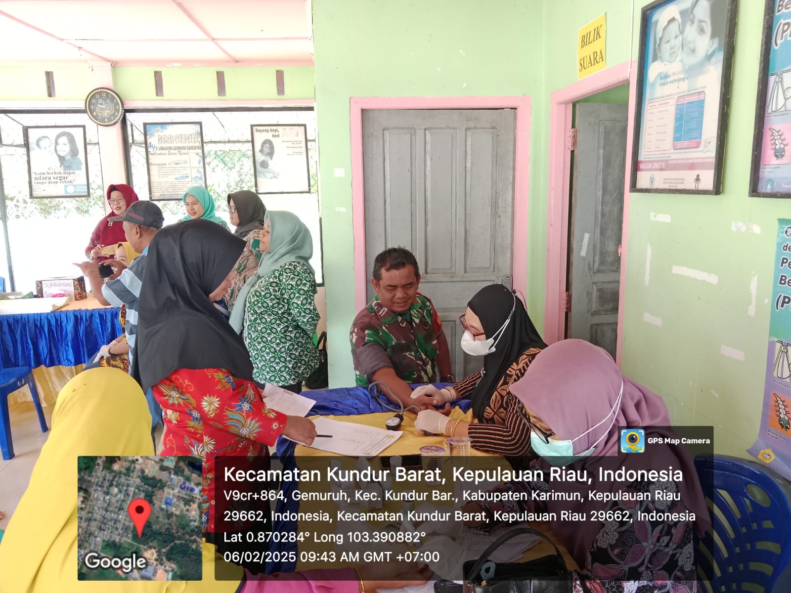 Babinsa Desa Gemuruh, Serda K. Sembiring melakukan monitoring Posyandu Lansia dan Balita di Posyandu Melati IV, Desa Gemuruh.