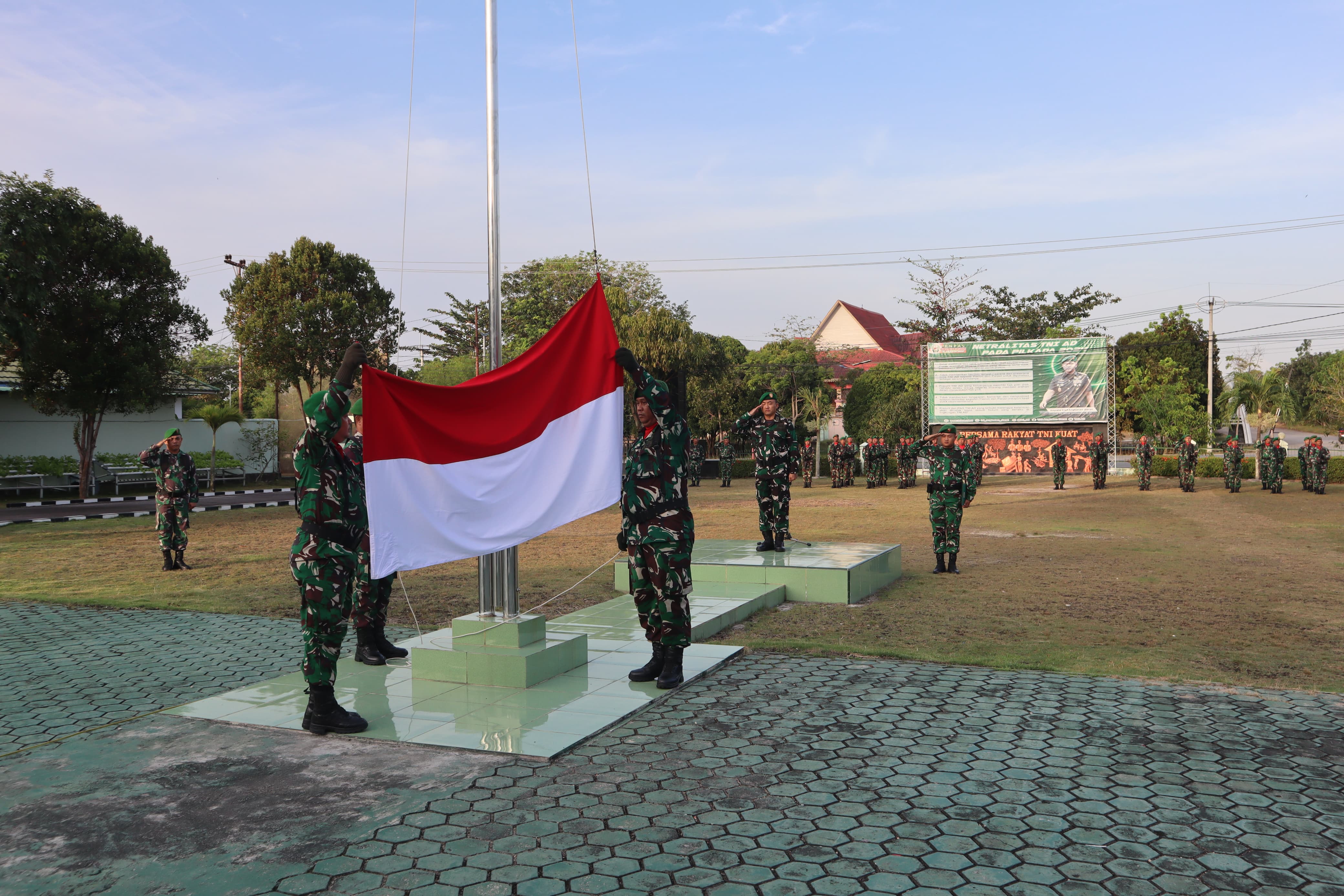 Kodim 0317/TBK melaksanakan Upacara Pengibaran Bendera Merah Putih yang berlangsung khidmat pada Senin 10 Februari 2025 pagi.