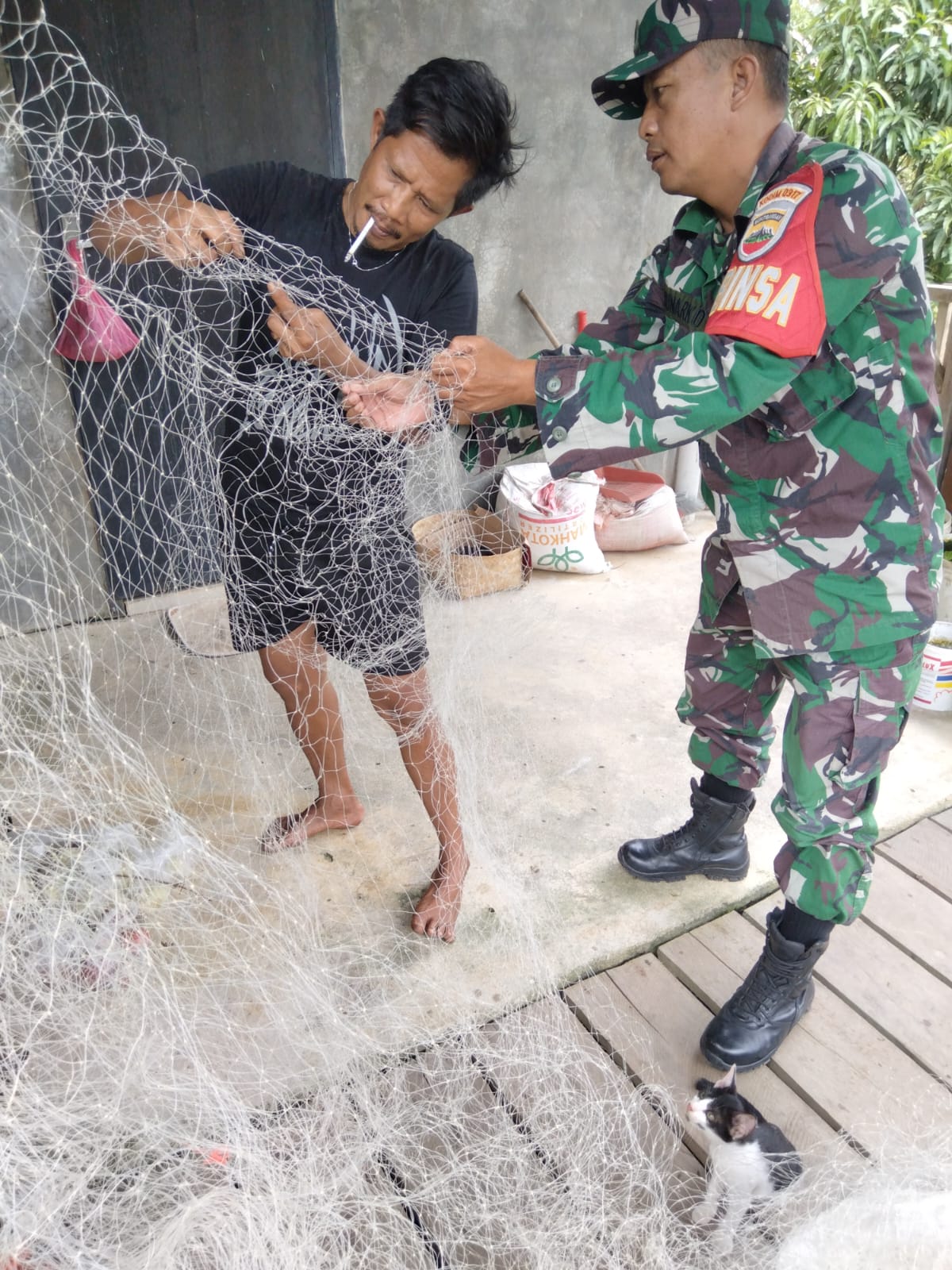 Babinsa Desa Sungai Asam dan Desa Tebias, Kecamatan Belat, Serka Sunarko melakukan Komsos dengan warga di wilayah binaannya.