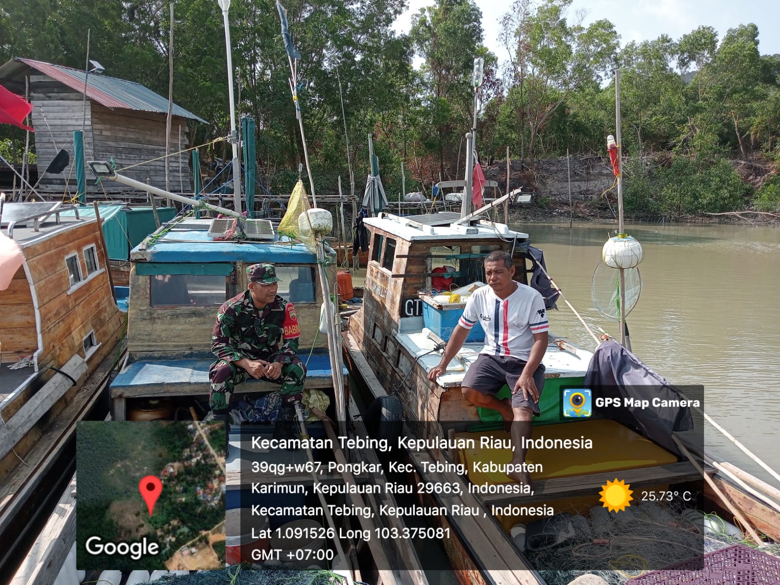 Babinsa Desa Pongkar, Serda Efin Wijaya, melaksanakan komunikasi sosial (Komsos) dengan nelayan jaring tenggiri di Desa Pongkar.