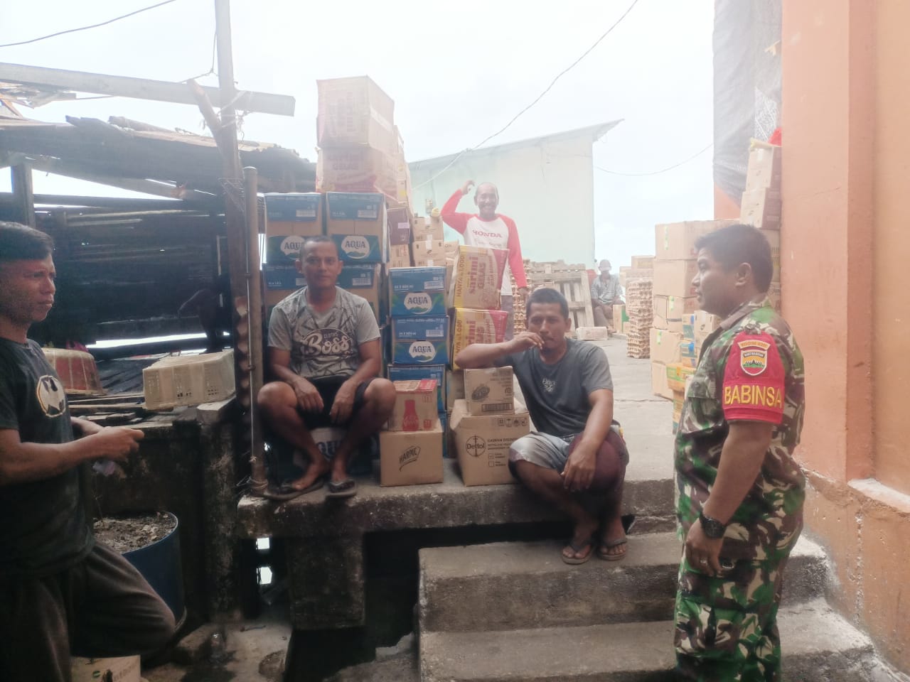 Babinsa Kelurahan Moro Timur, Serda Benny M, Komsos dengan para pekerja buruh angkat di Pelabuhan Pasar Rakyat, Kecamatan Moro.