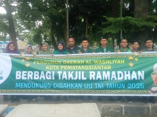 Pengurus Daerah Al-Washliyah Kota Pematang Siantar berbagi takjil kepada masyarakat sekaligus meyuarakan dukungan terhadap UU TNI.