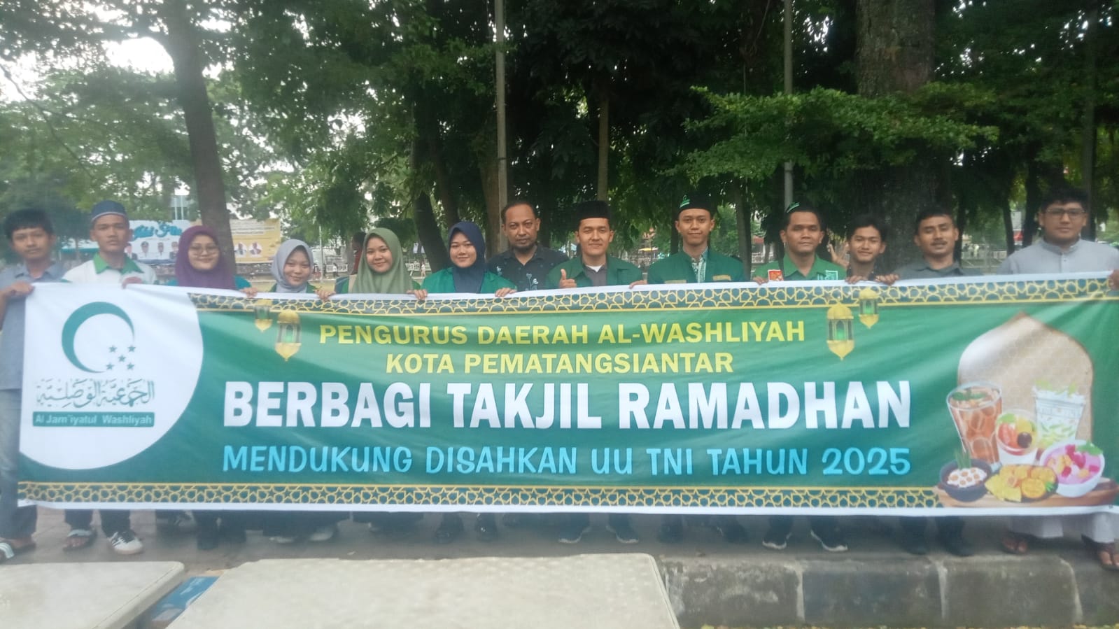 Pengurus Daerah Al-Washliyah Kota Pematang Siantar berbagi takjil kepada masyarakat sekaligus meyuarakan dukungan terhadap UU TNI.