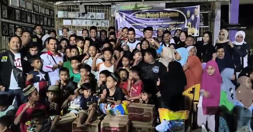 Perkumpulan Transportasi Pariwisata Batam foto bersama pengurus dan anak Panti Asuhan Ya Bunayya Rempang | Foto: Rian