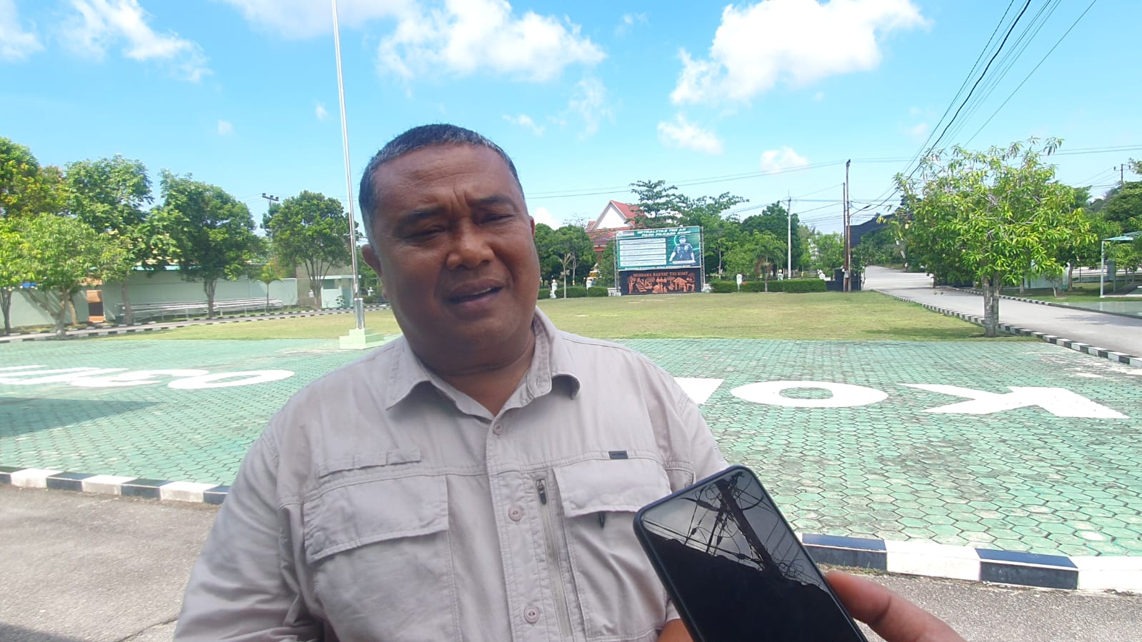 Akademisi di Kabupaten Karimun, Ahmad Suhartoni Damanik saat menyuarakan pandangan mengenai UU terbaru TNI. Ist