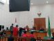 Ketua Majelis Halim, Yona Lamerossa Ketaren saat membacakan pertimbangan-pertimbangan. Ist
