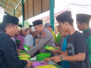 Ketua Masjid Miftahul Jannah, IPDA Felly Eka Saputra saat menghidangkan makan gratis kepada para jamaah. (Ist)