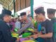 Ketua Masjid Miftahul Jannah, IPDA Felly Eka Saputra saat menghidangkan makan gratis kepada para jamaah. (Ist)