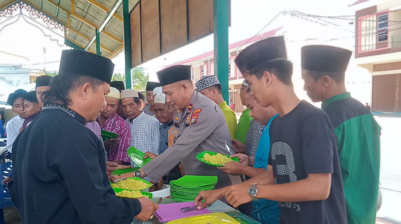 Ketua Masjid Miftahul Jannah, IPDA Felly Eka Saputra saat menghidangkan makan gratis kepada para jamaah. (Ist)